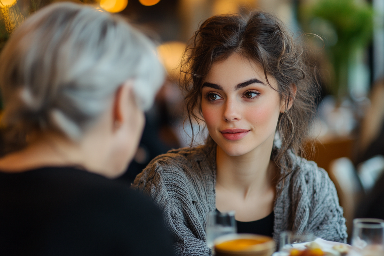 Une femme en train de discuter avec sa belle-mère au cours d'un déjeuner | Source : Midjourney