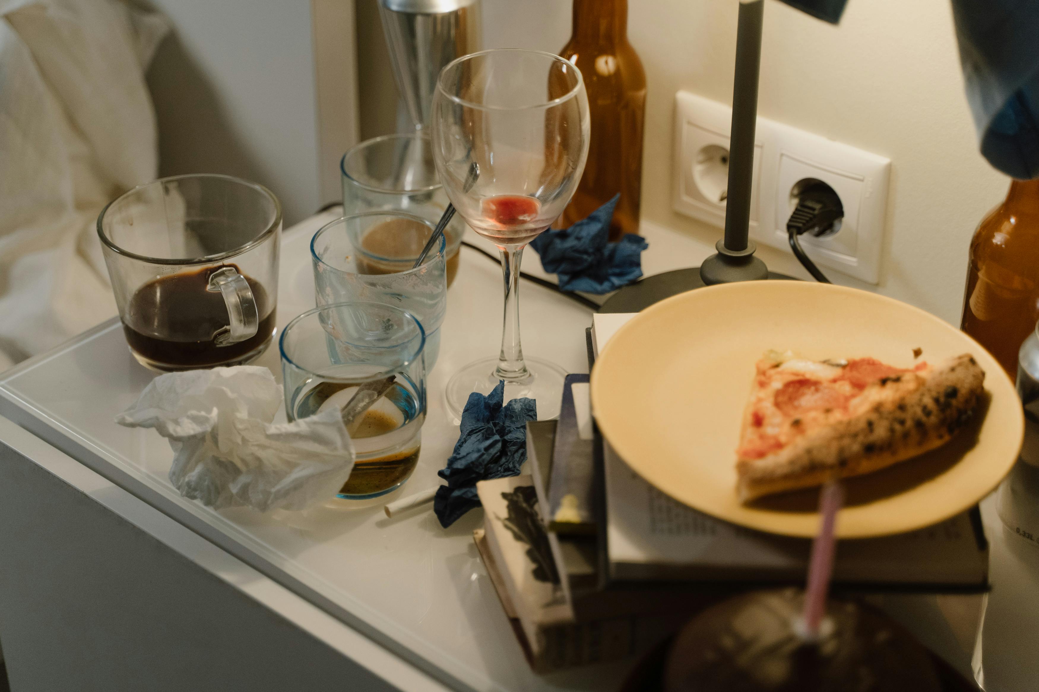 Une cuisine sale avec des assiettes, des verres et des tasses usagés | Source : Pexels