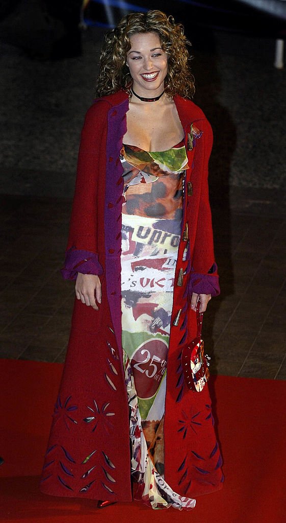 La chanteuse Natasha St-Pier pose pour les photographes alors qu'elle arrive à la 4ème édition des NRJ Music Awards 2003 au Palais des Festivals le 18 janvier 2003 à Cannes, France. | Source : Getty Images