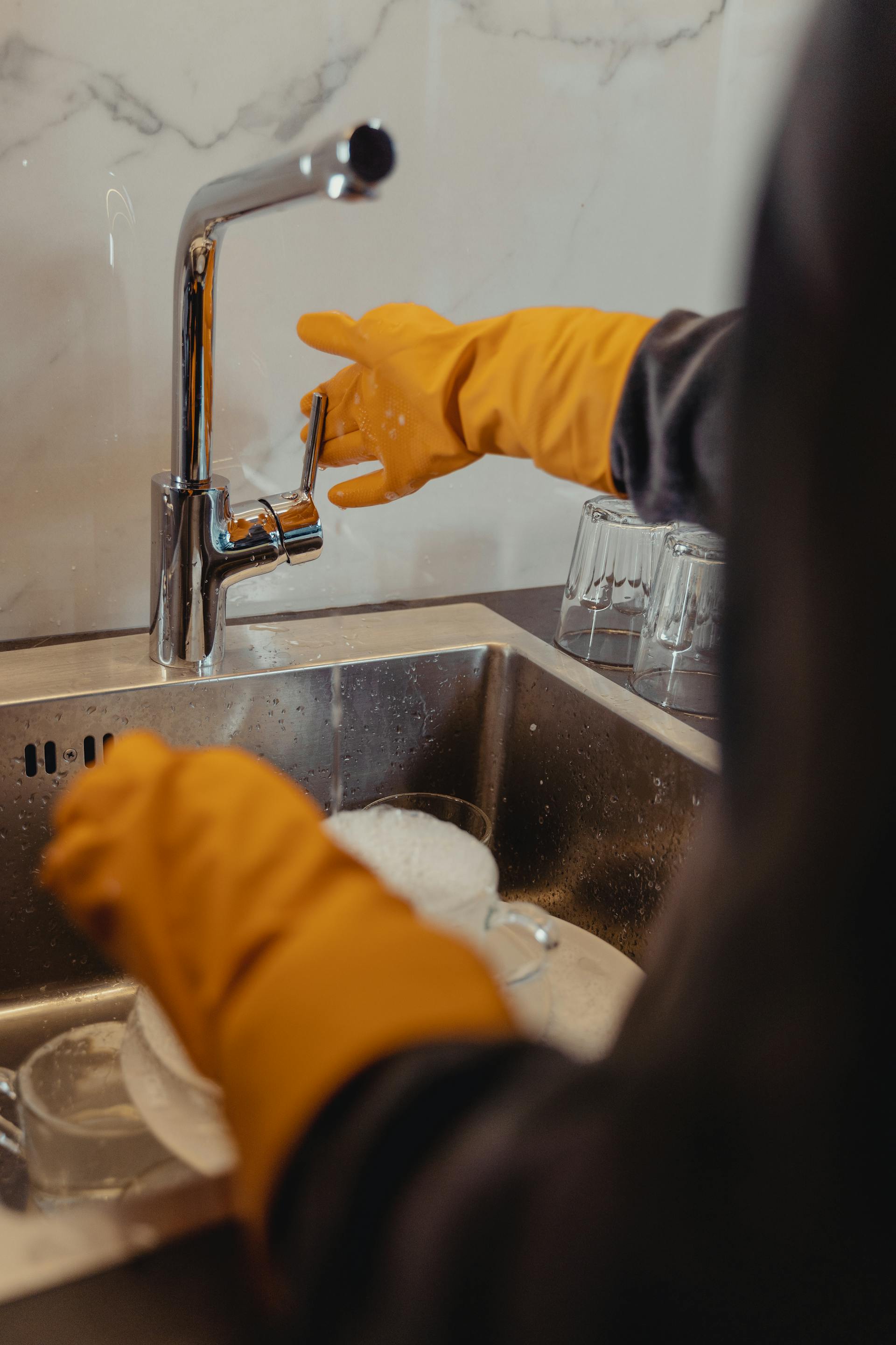 Une femme qui fait la vaisselle | Source : Pexels