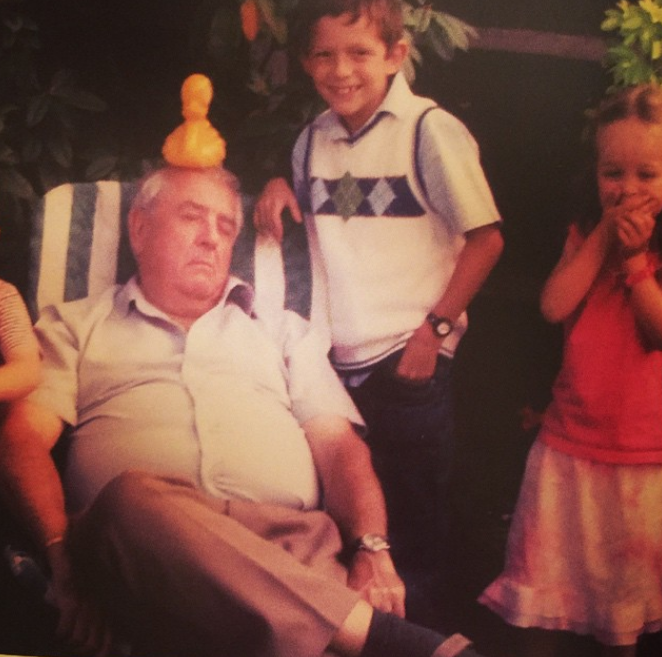 Ils ont grandi au sein d'une famille très unie et solidaire. Sur cette photo, on le voit poser aux côtés de son grand-père endormi, dans un cliché rétro publié le 30 novembre 2014. | Source : Instagram/tomholland2013