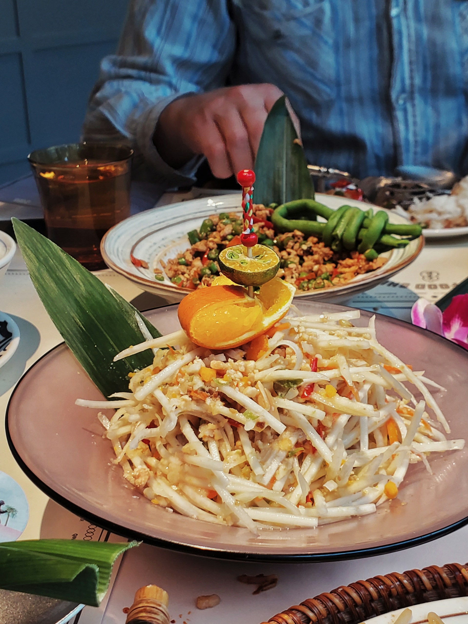 Un homme assis à une table à manger | Source : Unsplash