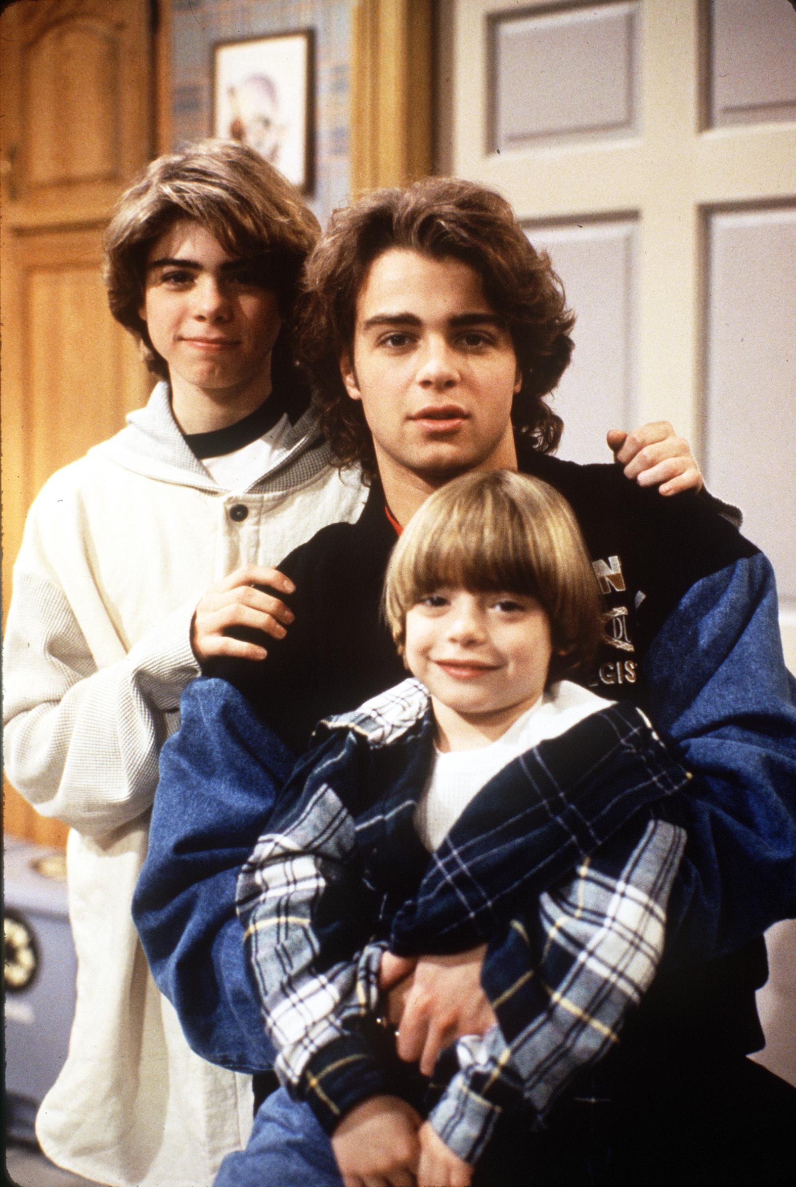 Matthew, Joey et Andrew Lawrence sur le plateau de "Blossom", 1994 | Source : Getty Images