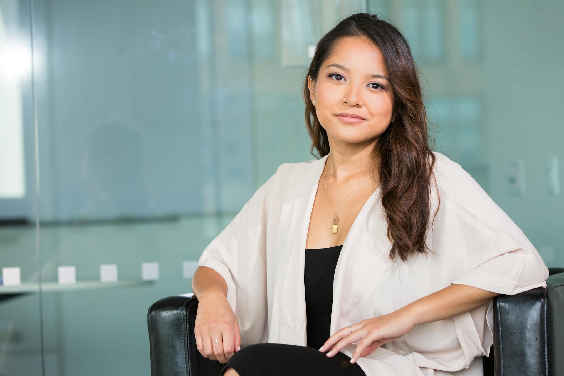 Une femme affichant un sourire incrédule | Source : Pexels