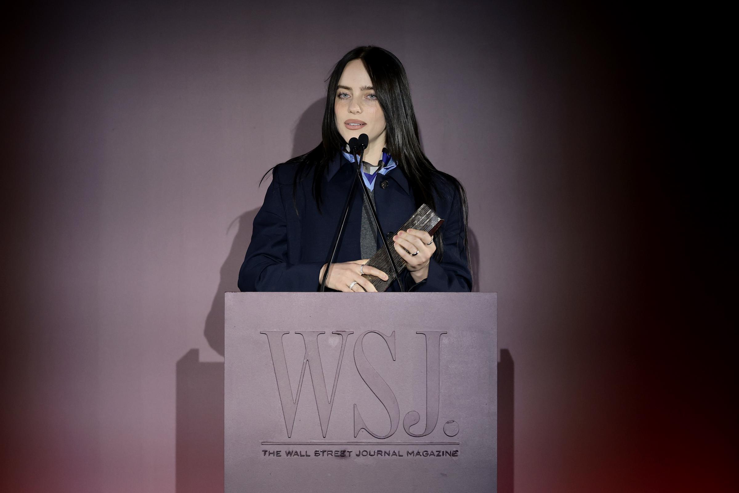Billie Eilish s'exprime sur scène lors de la cérémonie des WSJ. Magazine 2025 Innovator Awards au MoMA, le 29 octobre 2025 à New York. | Source : Getty Images