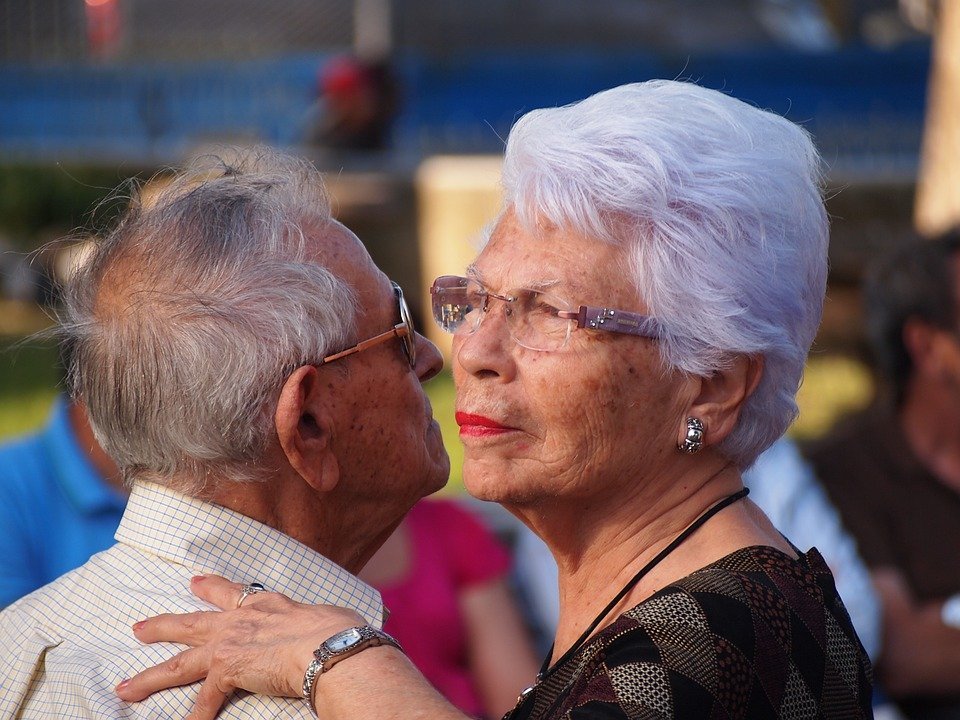 Un couple âgé qui danse. | Photo : Pixabay