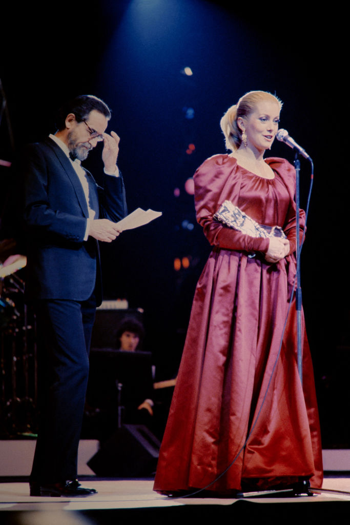 Catherine Deneuve prononce un discours après avoir reçu des mains de l'acteur italien Vittorio Gassman, le prix d'interprétation féminine pour le film "Le Dernier Métro" réalisé par François Truffaut lors de la 6e cérémonie de la Nuit des César, à Paris le 31 janvier 1981. | Source : Getty Images