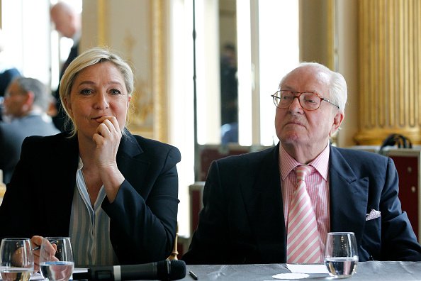 Jean-Marie Le Pen, Marine Le Pen, assistent à une conférence de presse. |Photo : Getty Images