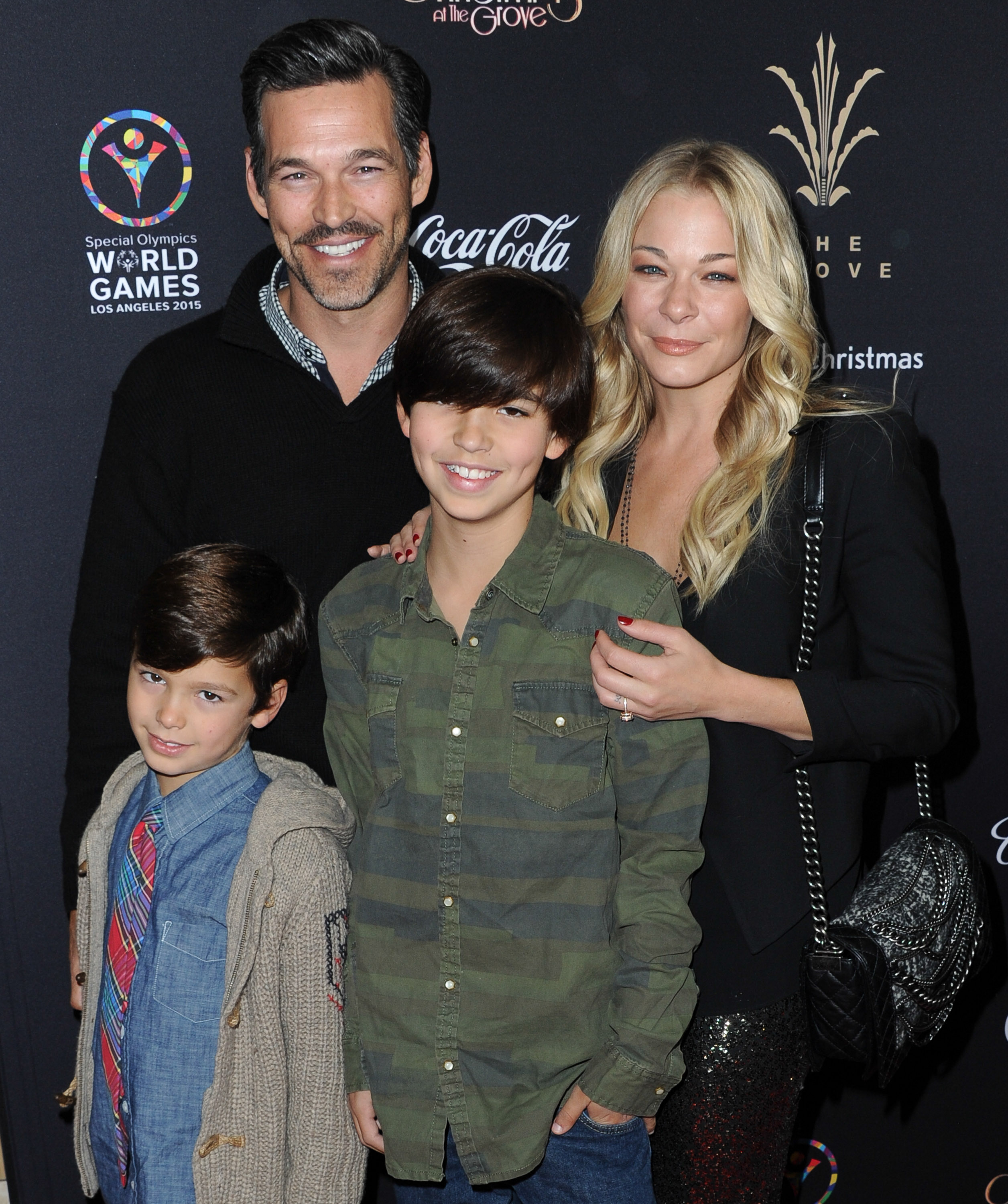 L'acteur avec ses fils et sa femme LeAnn Rimes lors du 12e spectacle annuel d'illumination de l'arbre de Noël de The Grove, le 16 novembre 2014, à Los Angeles, en Californie. | Source : Getty Images