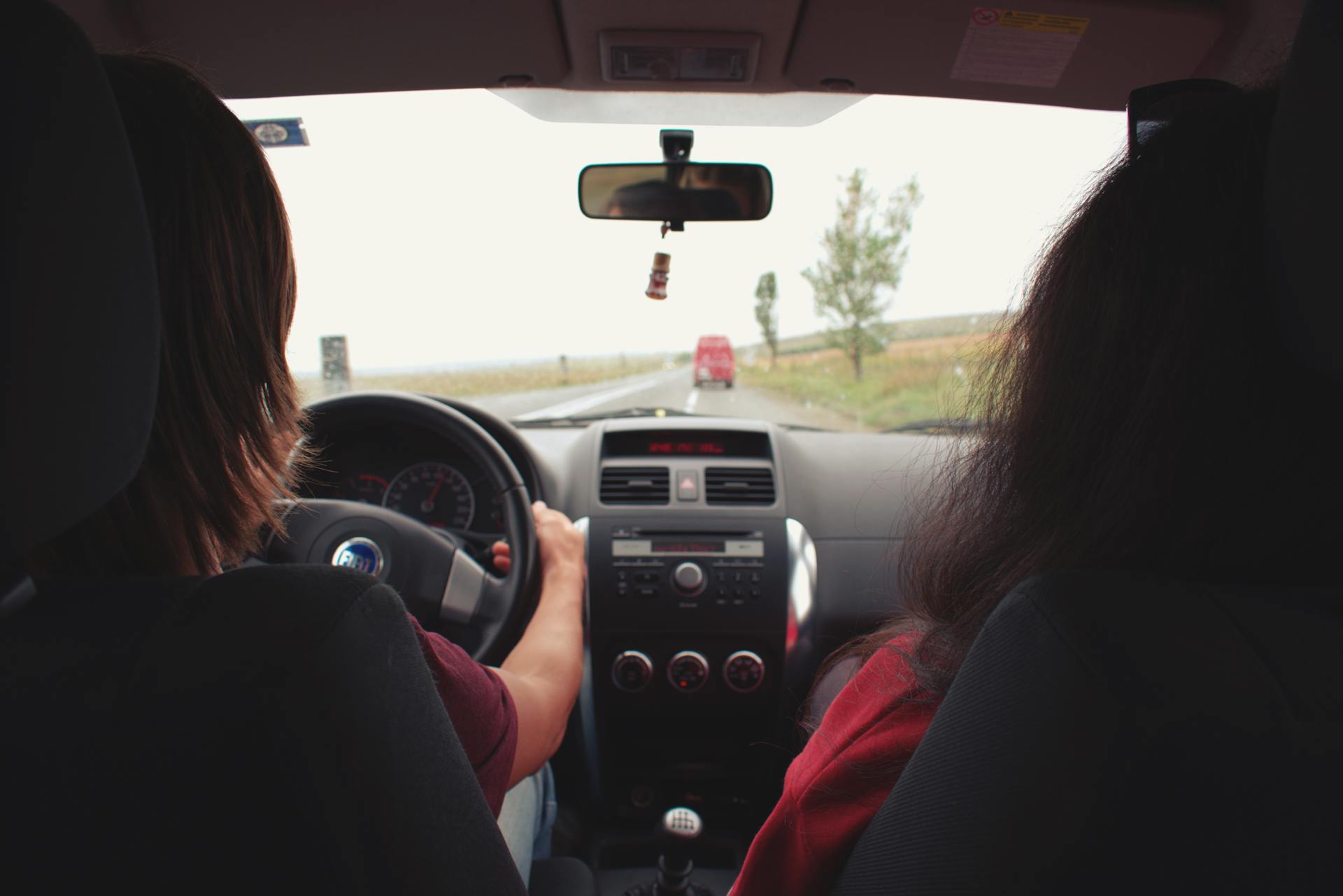 Femmes assises dans une voiture | Source : Pexels