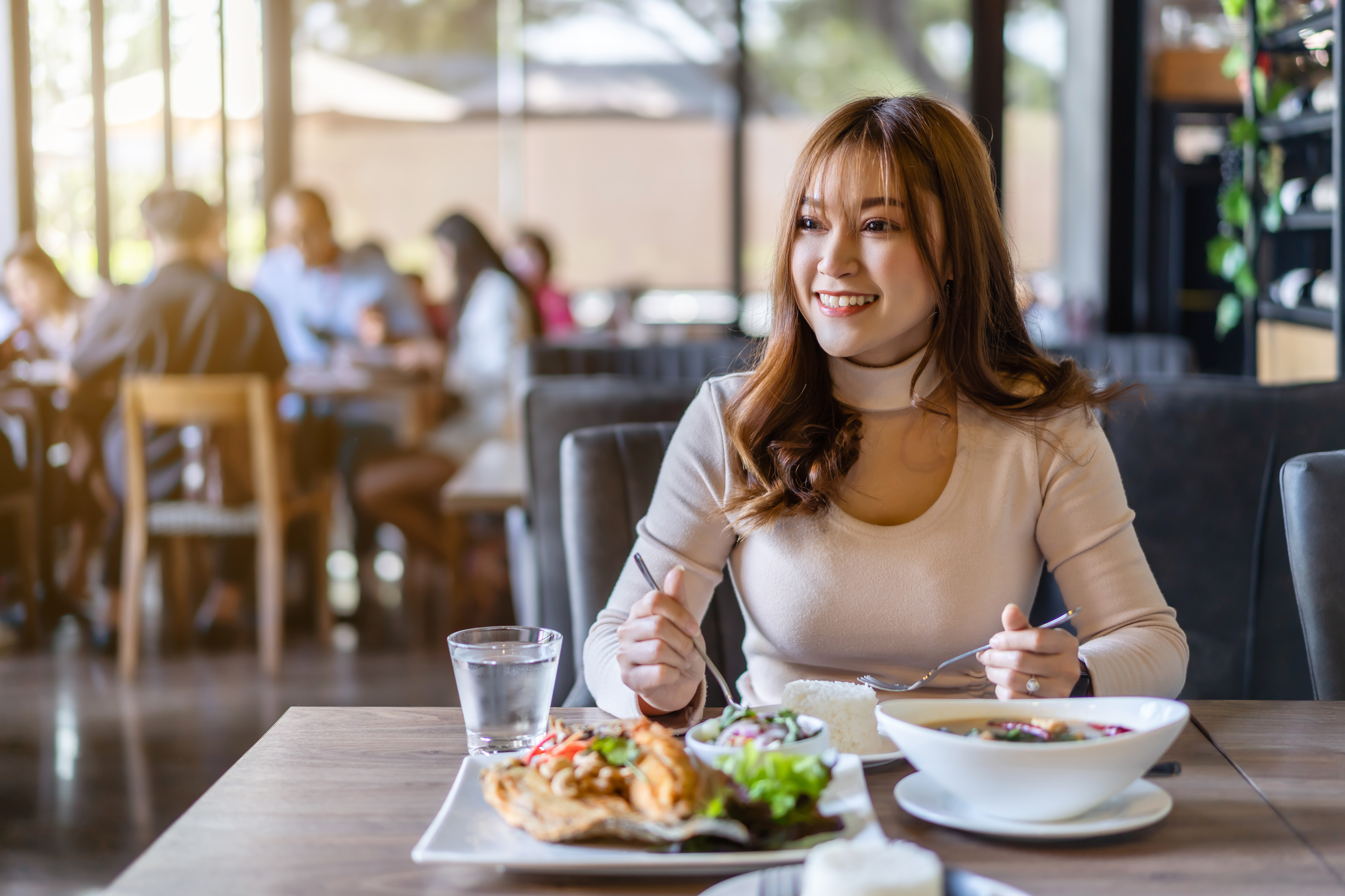 Une femme mangeant dans un restaurant | Source : Shutterstock