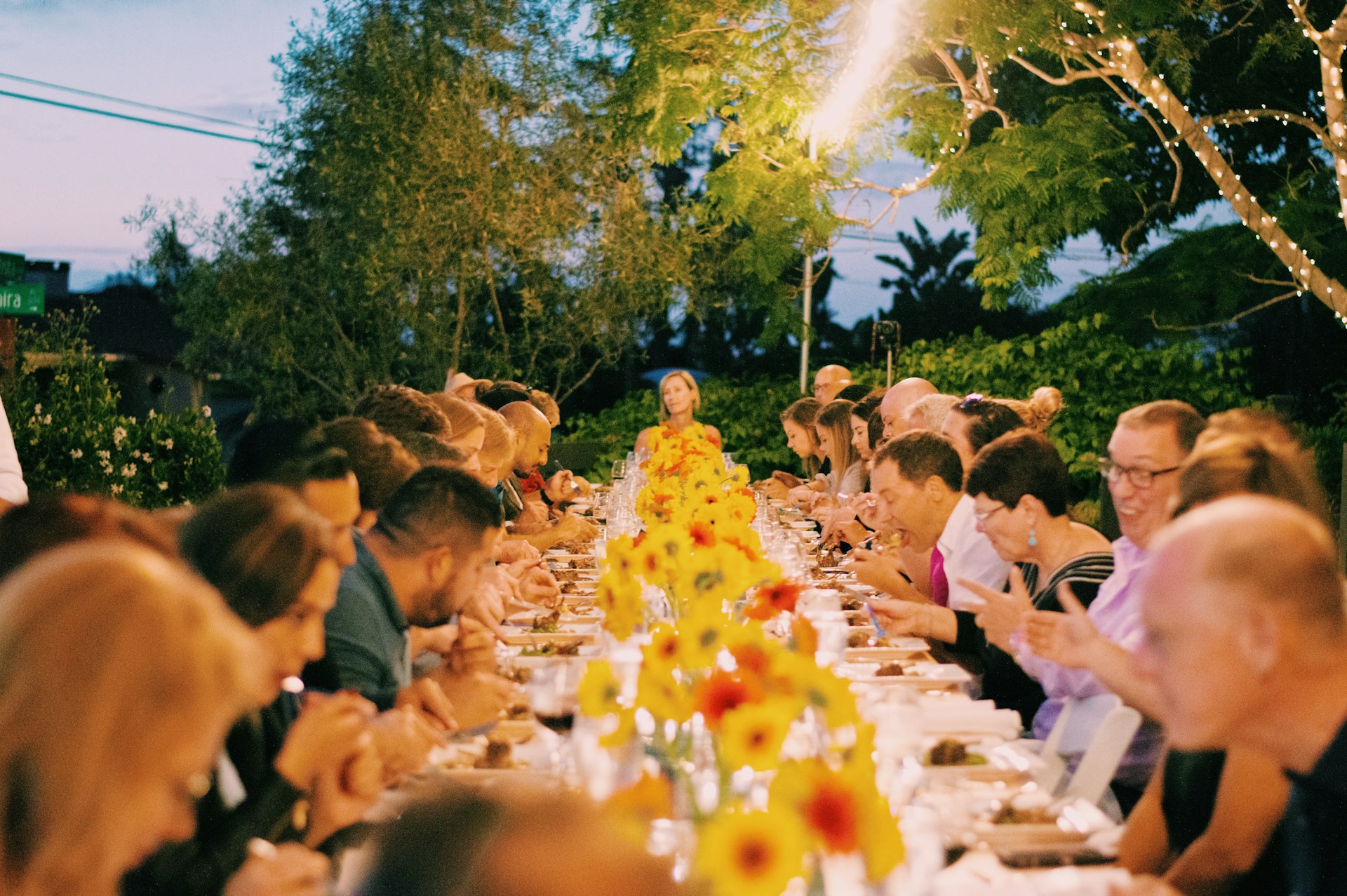 Des gens profitent d'un repas chaud | Source : Unsplash