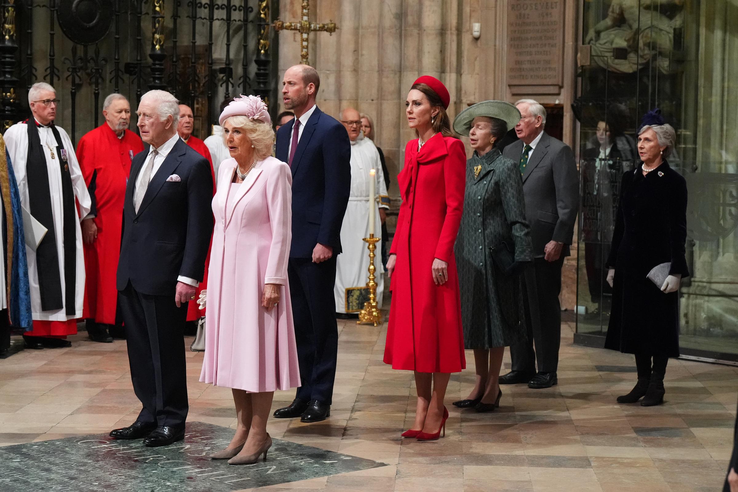 Le roi Charles III, la reine Camilla, le prince William, la princesse Catherine, la princesse Anne, la princesse Royale, le prince Richard, duc de Gloucester, et Birgitte, duchesse de Gloucester, assistent à la cérémonie annuelle du service du Jour du Commonwealth à l'abbaye de Westminster à Londres, le 10 mars 2025 | Source : Getty Images