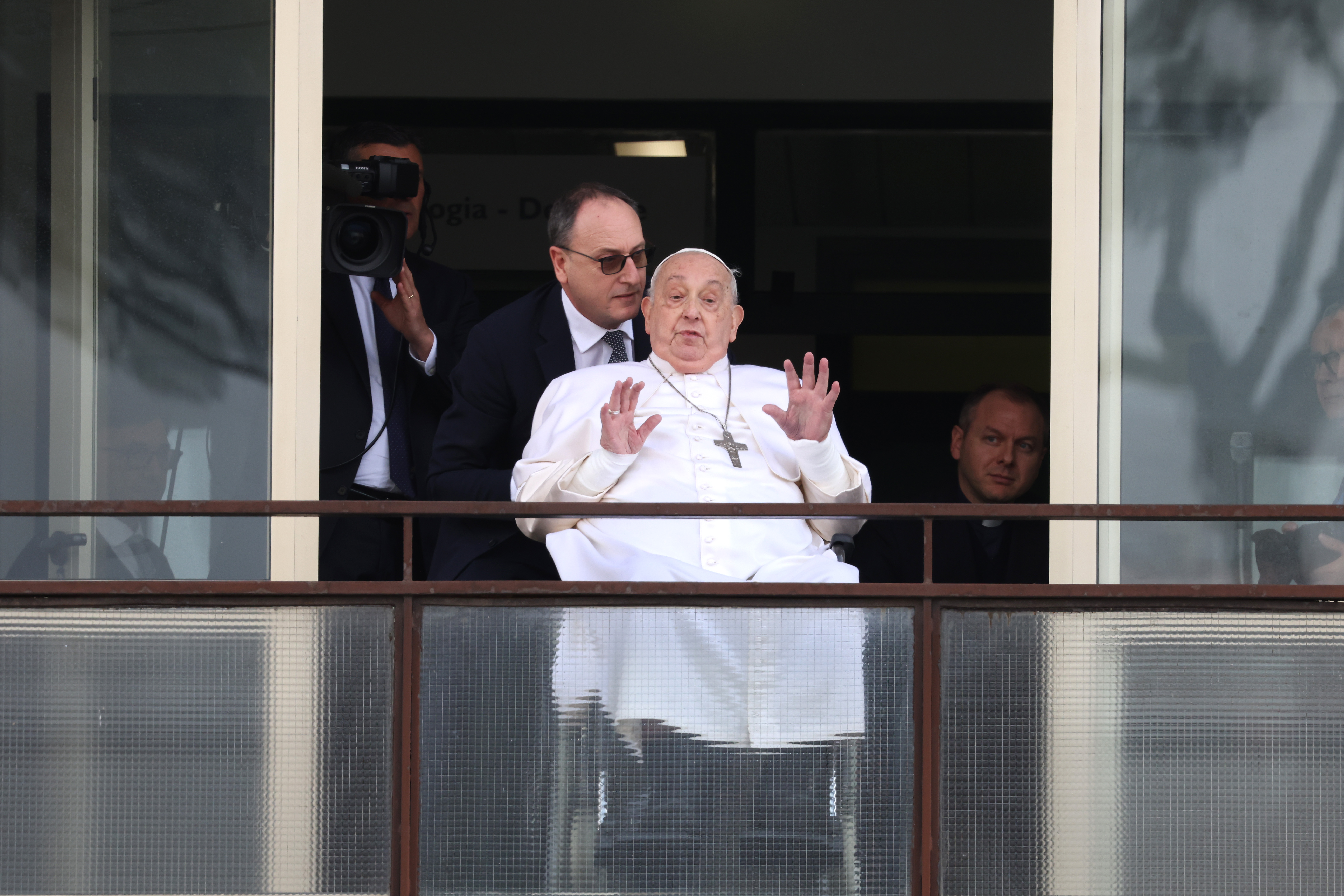 Le pape François salue et bénit les fidèles depuis un balcon de l'hôpital Gemelli à Rome, en Italie, le 23 mars 2025 | Source : Getty Images