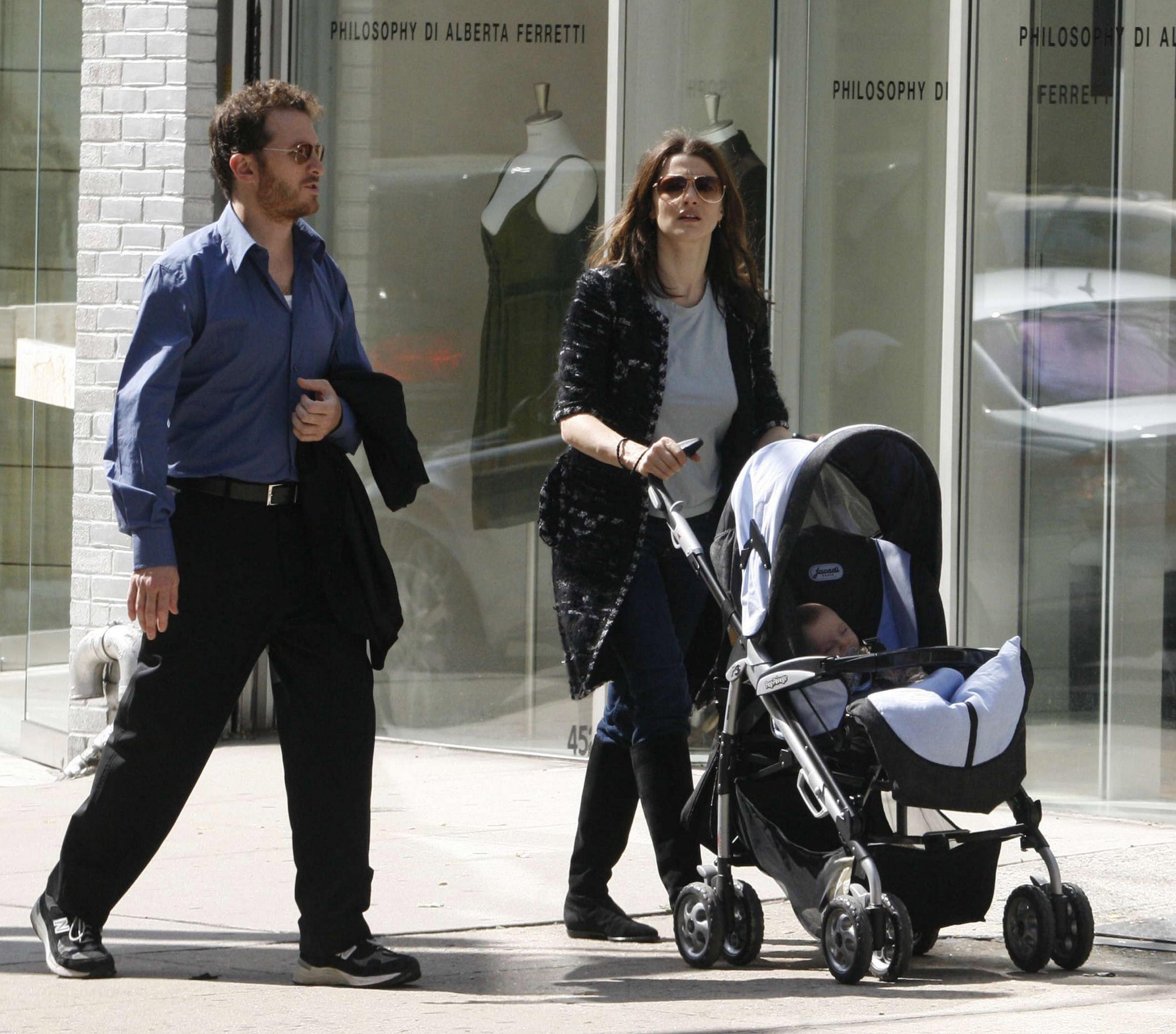 Rachel Weisz et Darren Aronofsky photographiés avec leur fils à New York le 2 octobre 2006. | Source : Getty Images