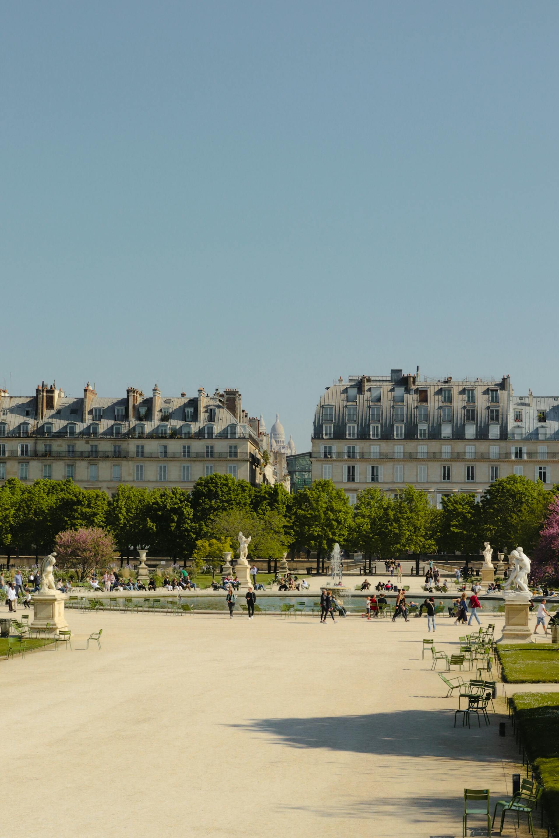 Des gens autour d'un parc animé | Source : Pexels