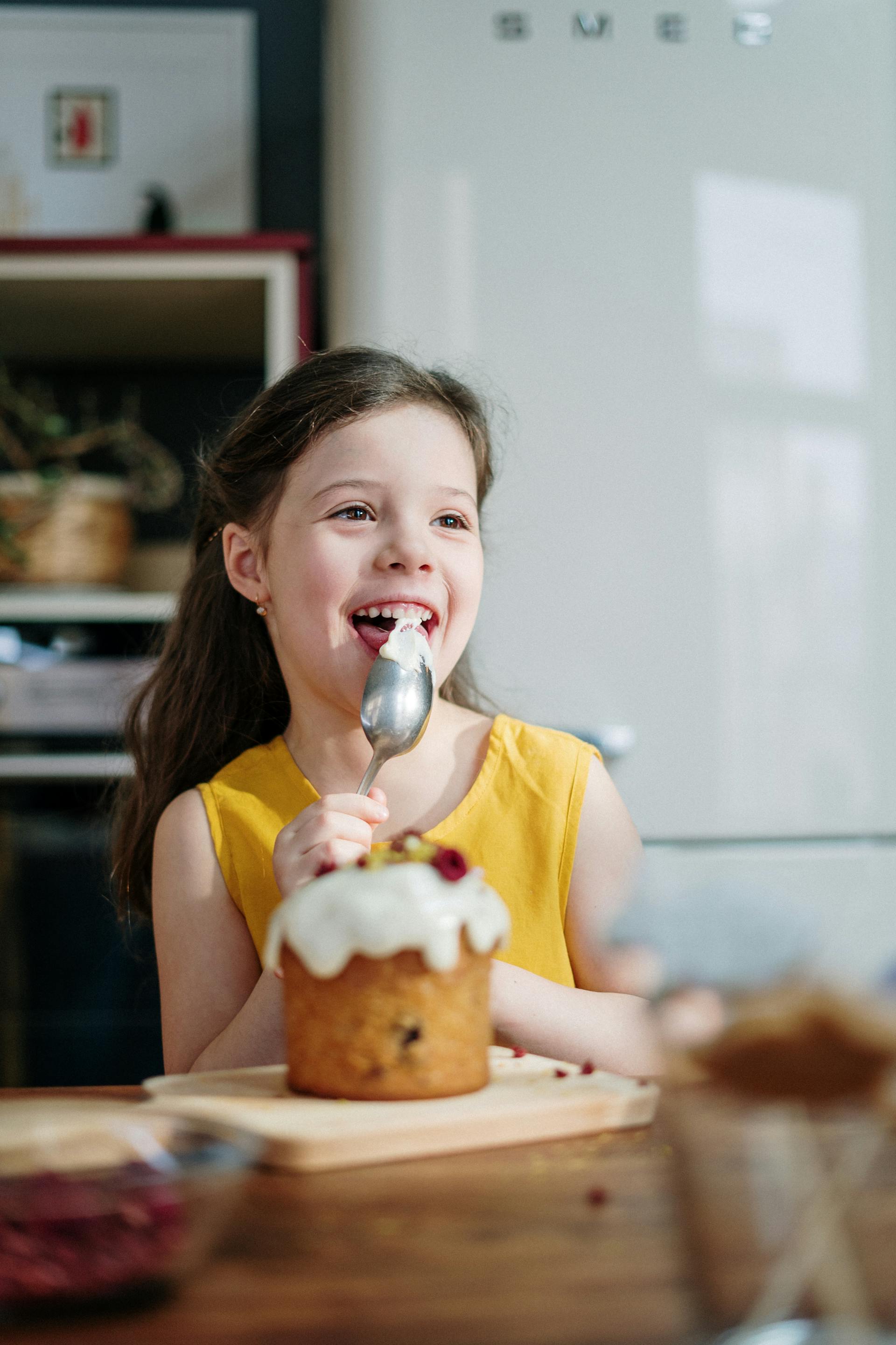 Une petite fille qui mange un gâteau | Source : Pexels