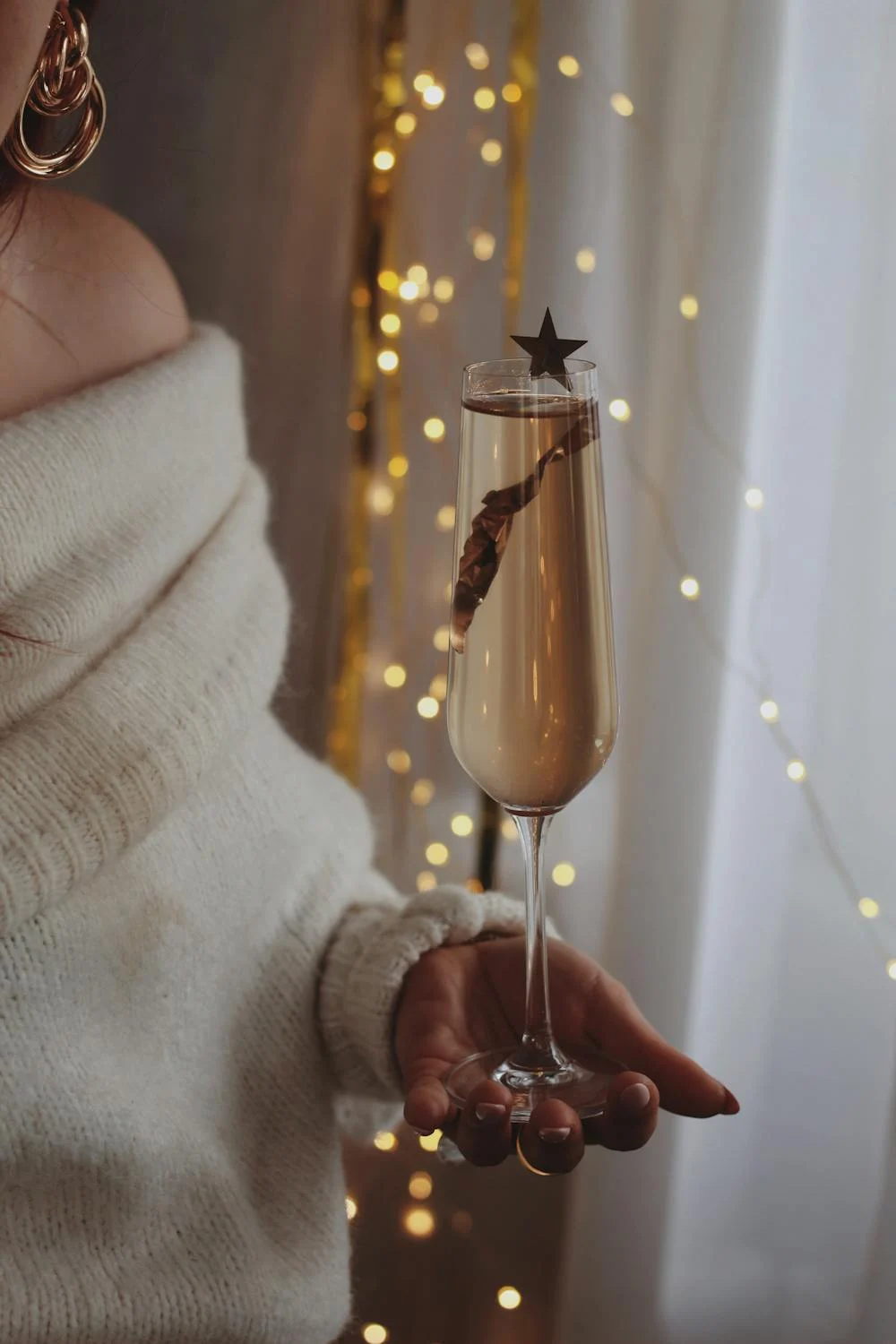 Une femme avec une coupe de champagne | Source : Pexels