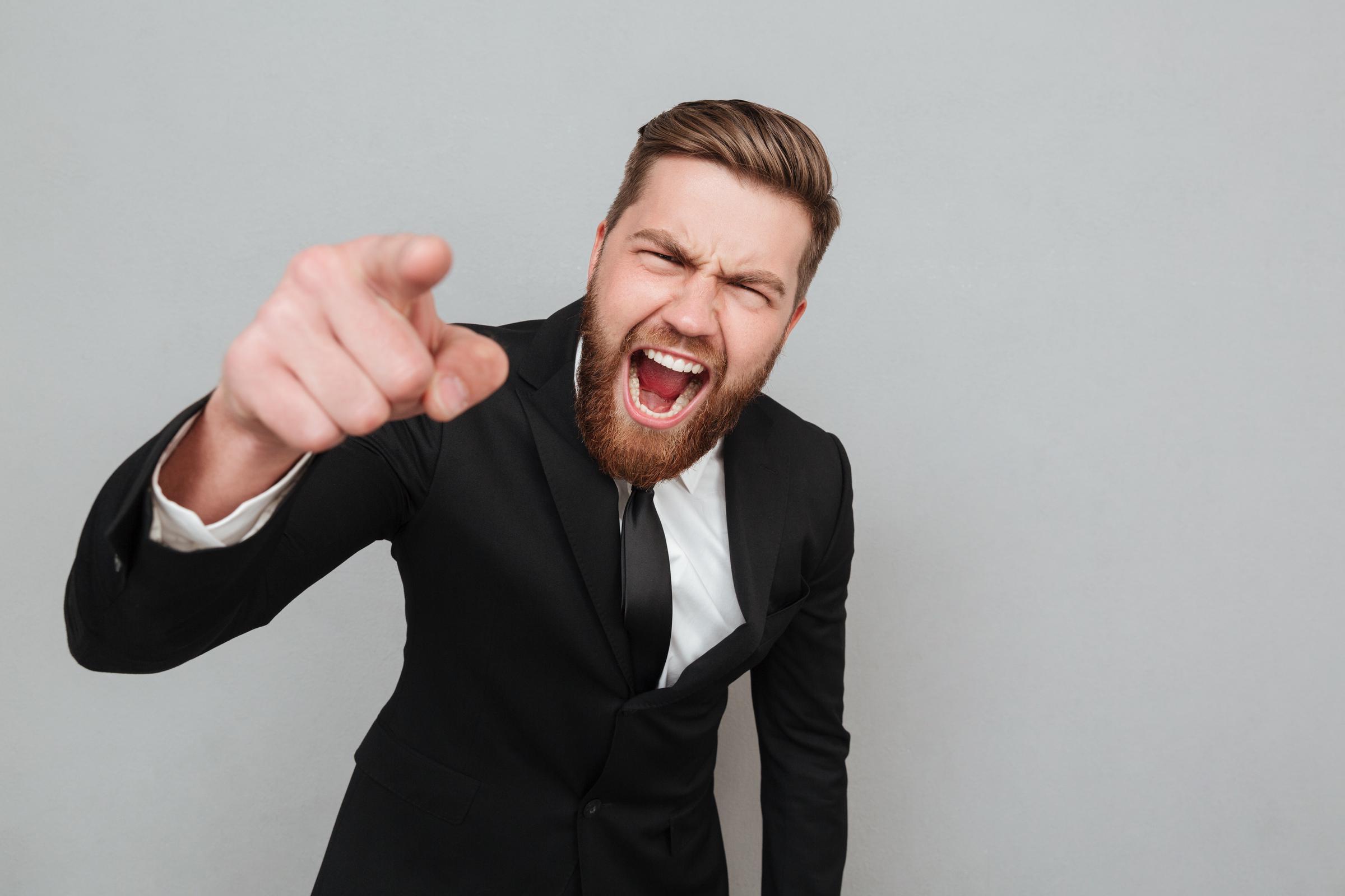Un homme qui crie et pointe du doigt | Source : Freepik