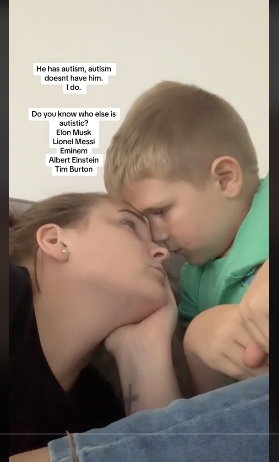 Katie Johnson avec son fils autiste, comme on le voit dans une vidéo datée du 21 juillet 2023 | Source : TikTok/katiejohnston07