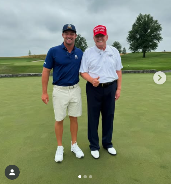 Le 23 juillet, Donald Trump se tient aux côtés du golfeur Bryson DeChambeau au Trump National Golf Club de Bedminster. Il porte sa casquette rouge et un polo blanc, souriant sous un ciel nuageux, son visage semblant rougir, tandis que son cou et ses mains paraissent beaucoup plus clairs. | Source : Instagram/trumpgolf