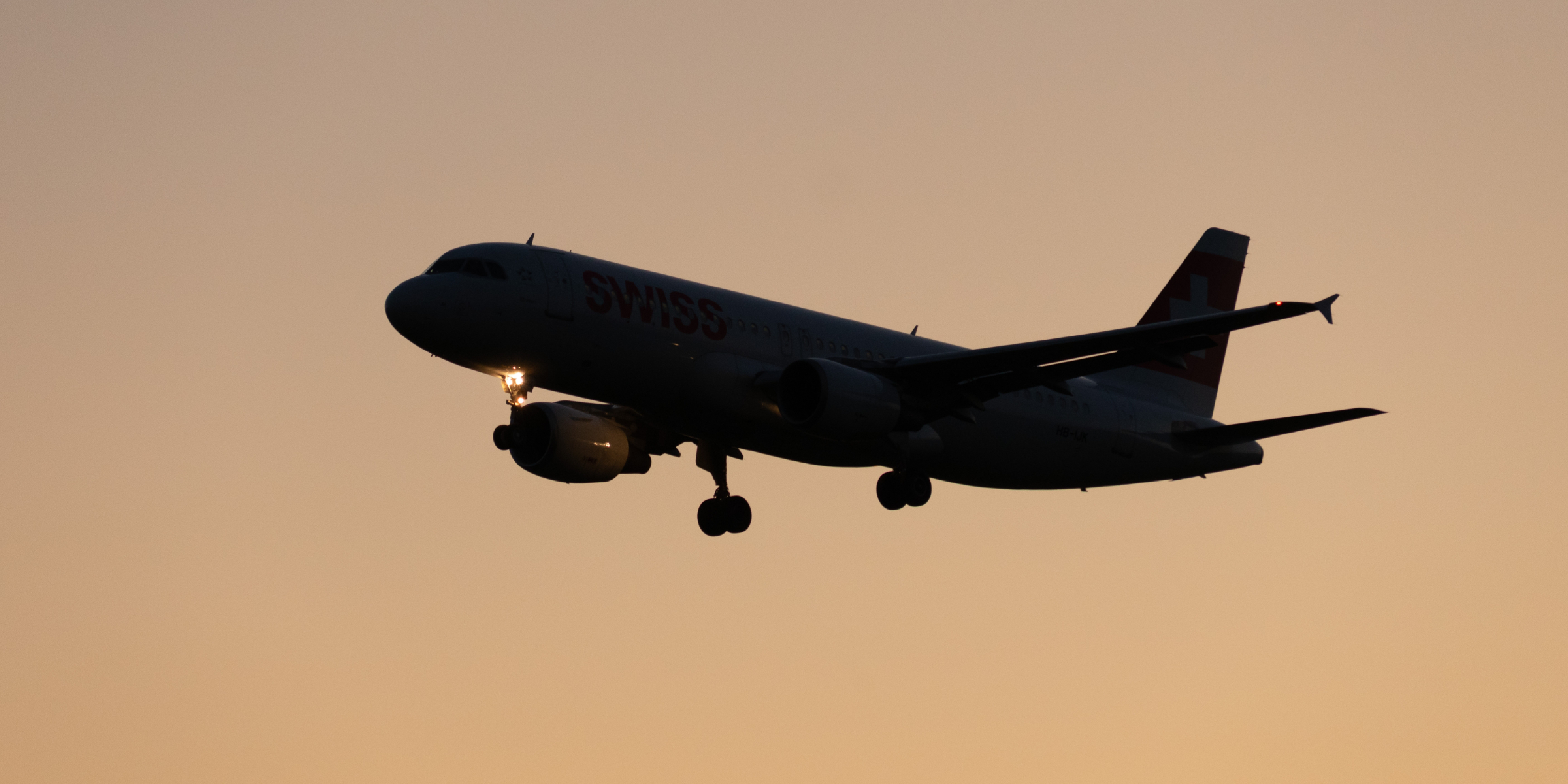 Un avion glissant dans le ciel | Source : Shutterstock