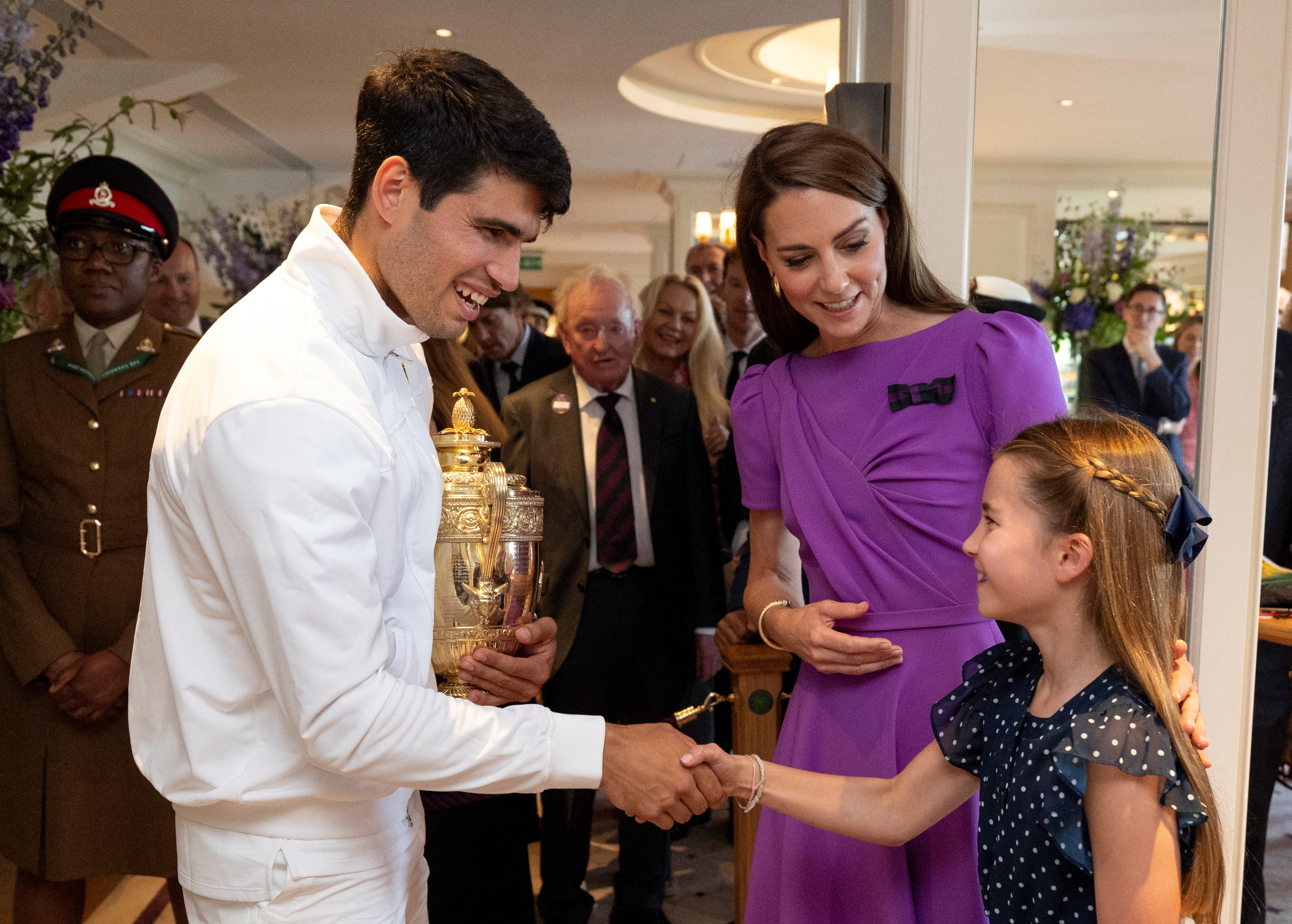 Carlos Alcaraz photographié avec Kate Middleton et la princesse Charlotte dans The Clubhouse après sa victoire aux championnats de Wimbledon, le 14 juillet 2024, à Londres, en Angleterre. | Source : Getty Images