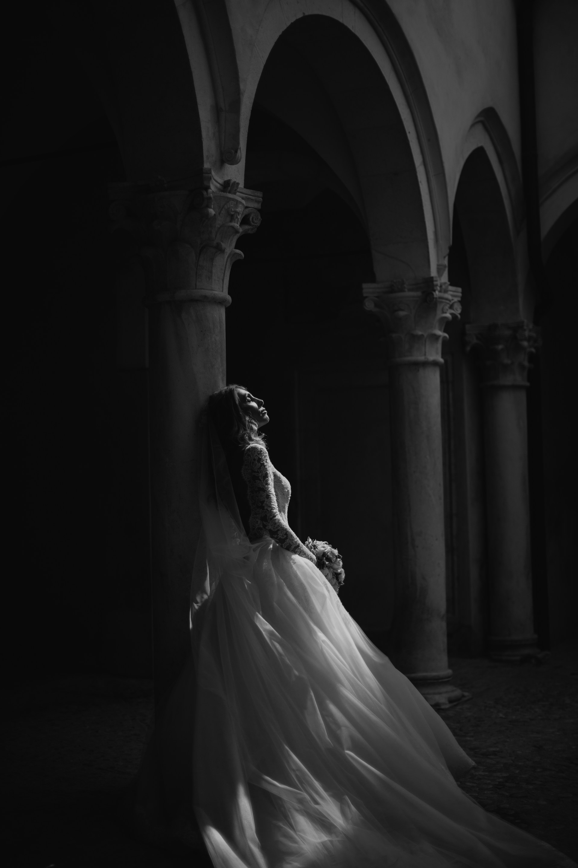Une mariée appuyée sur un pilier | Source : Unsplash