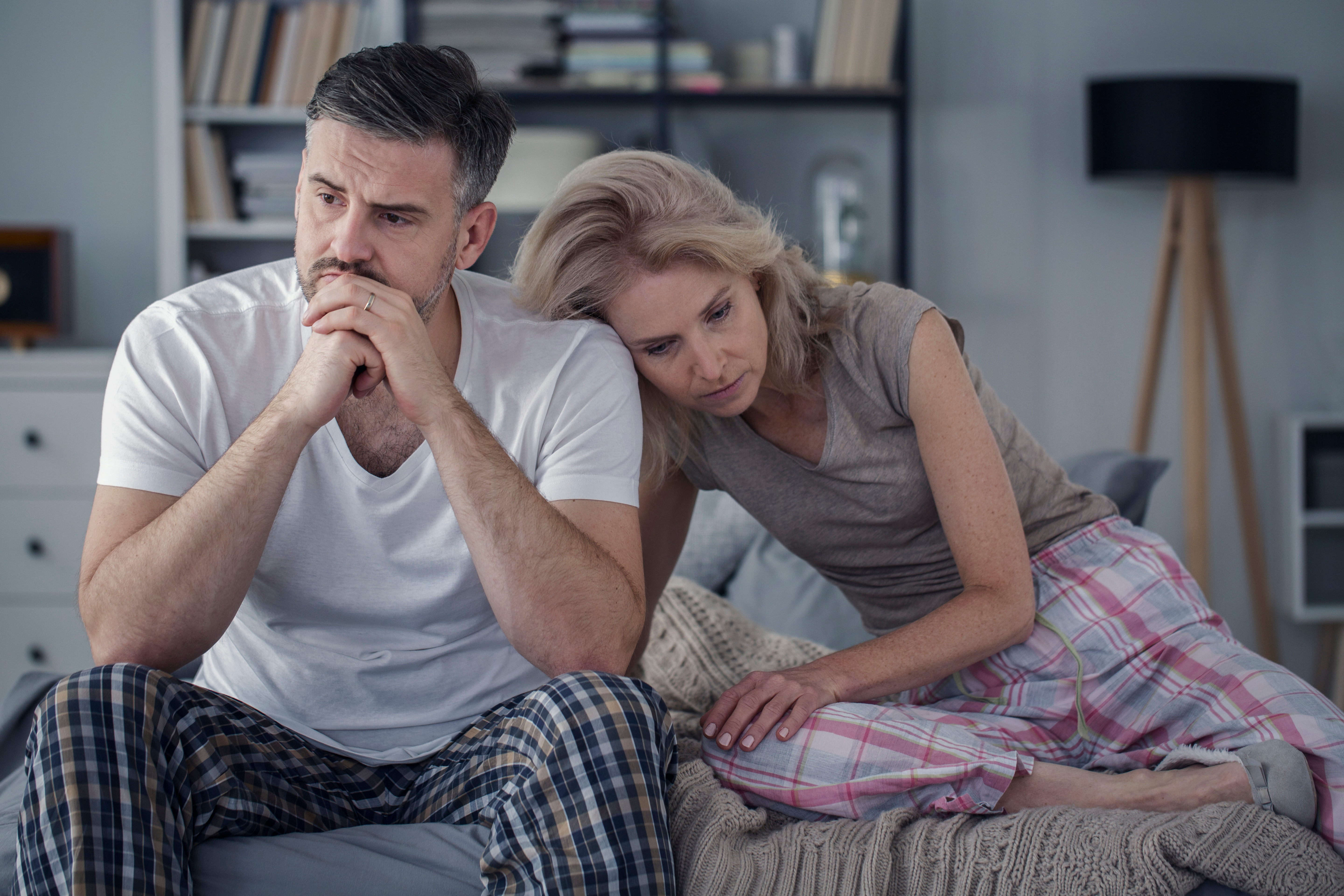 Photo d'un couple confronté à un chagrin d'amour et à des circonstances dévastatrices | Source : Shutterstock