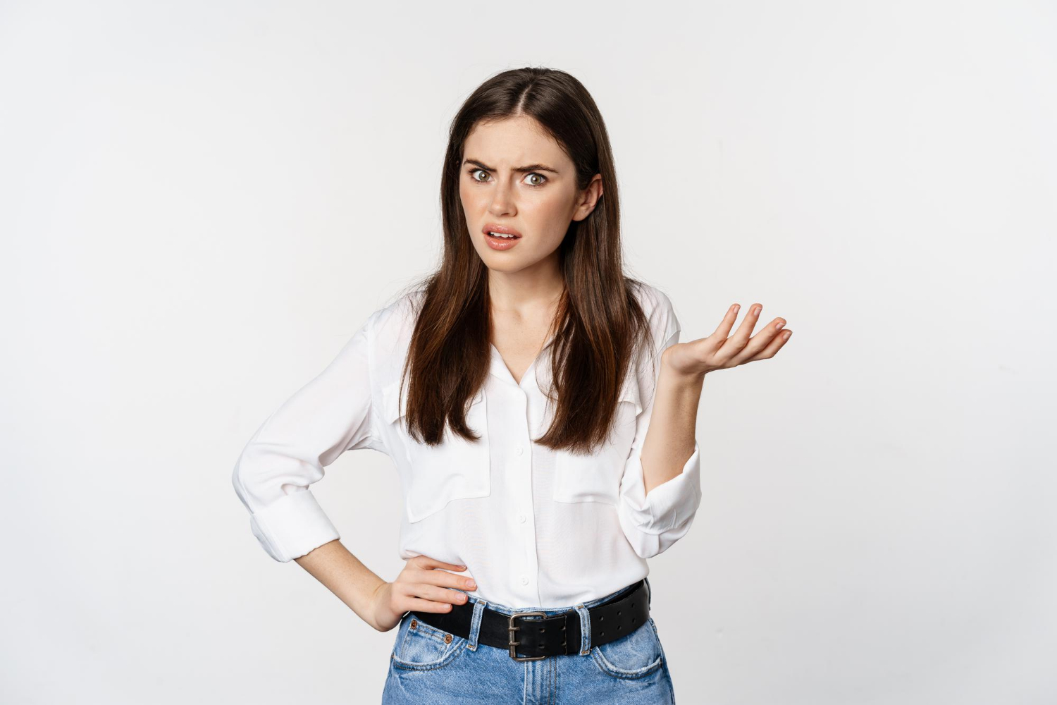 Une femme en colère et désemparée | Source : Freepik