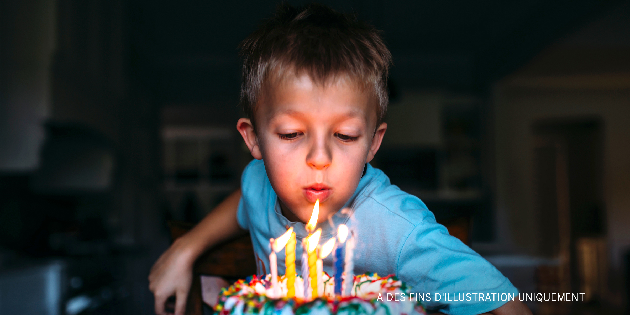 Un enfant souffle des bougies | Source : Getty Images