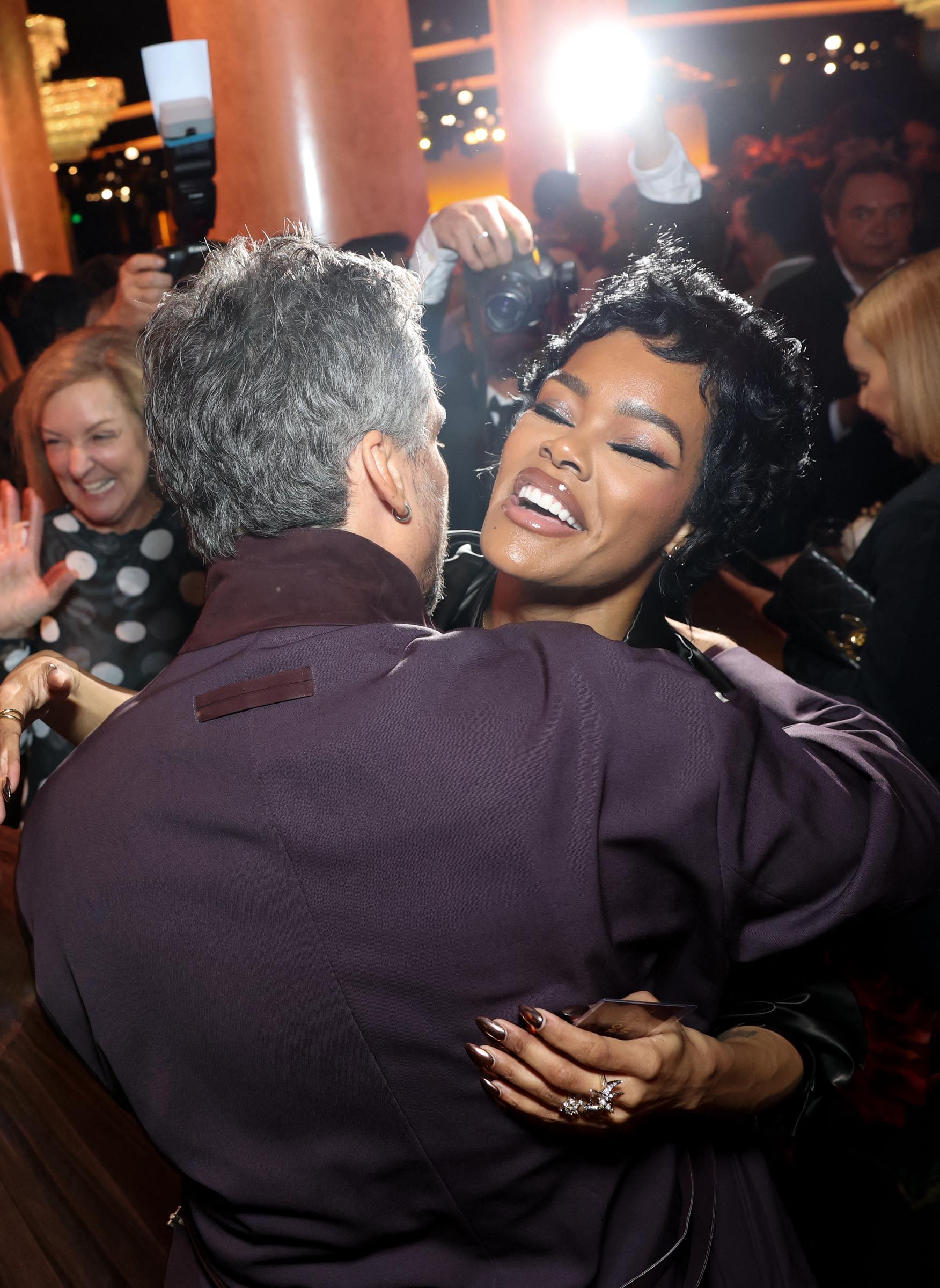 Teyana Taylor enlace l'acteur brésilien Wagner Moura lors du déjeuner des nominés de la 98e cérémonie des Oscars, organisé à l'hôtel Beverly Hilton de Beverly Hills, en Californie, le 10 février 2026. | Source : Getty Images