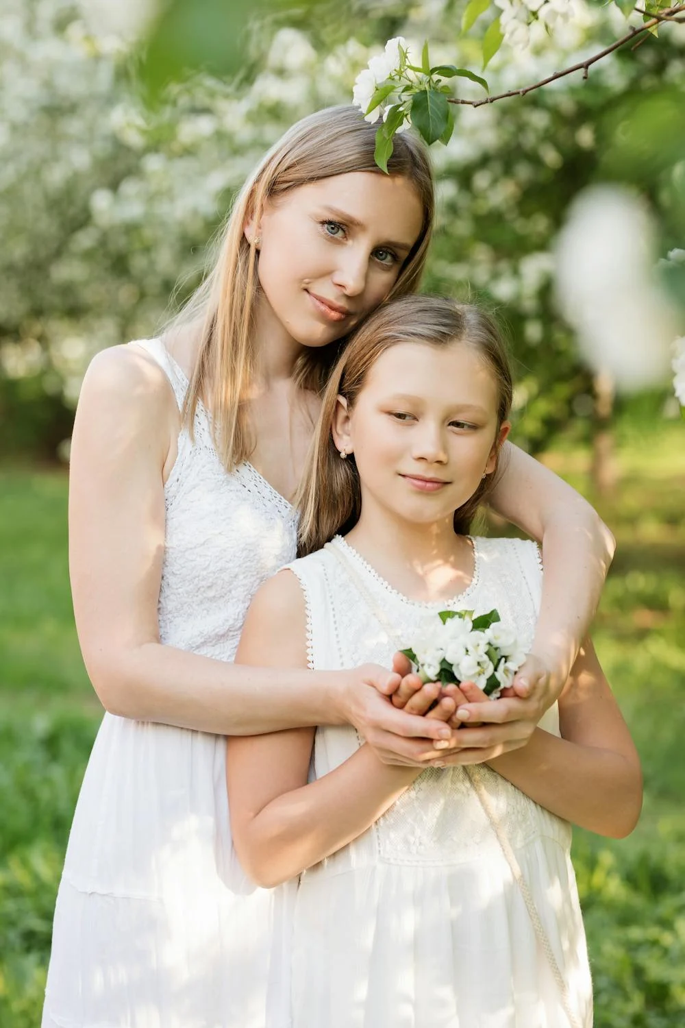 Une femme et sa fille dans un jardin | Source : Pexels