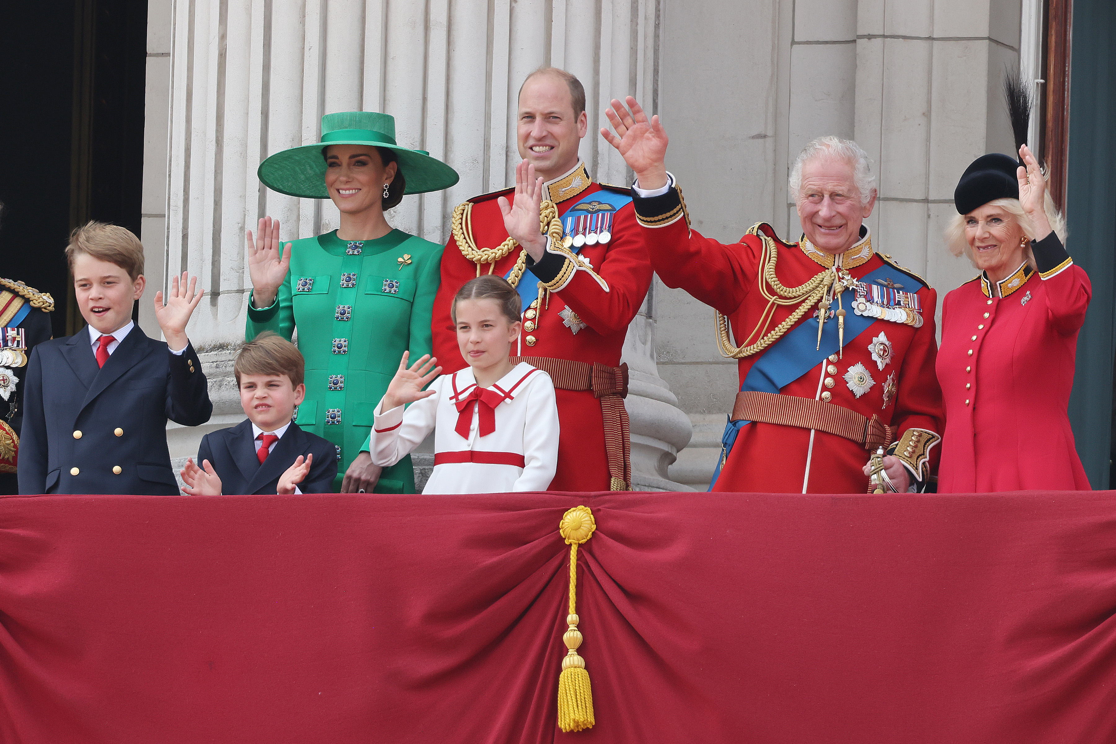 La princesse Catherine, le prince William, la reine Camilla, le roi Charles III, le prince George, la princesse Charlotte et le prince Louis sur le balcon du palais de Buckingham regardant un défilé aérien d'avions de la Royal Air Force pendant le Trooping the Colour, le 17 juin 2023 à Londres, Angleterre | Source : Getty Images