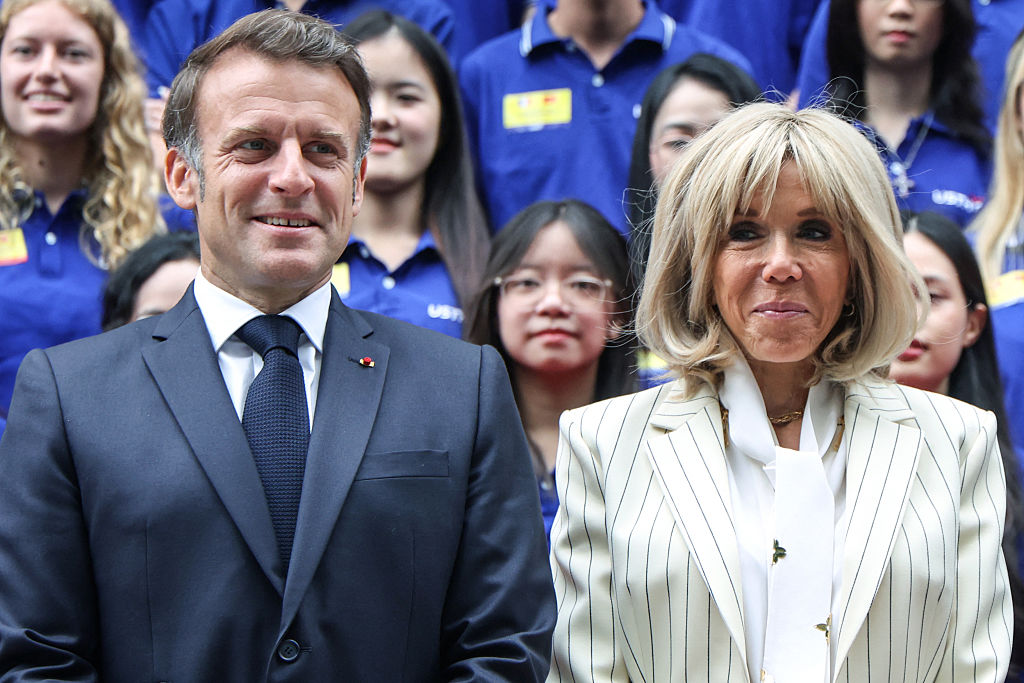 Le président français Emmanuel Macron et son épouse Brigitte Macron posent pour des photos lors d'une visite à l'Université des sciences et technologies à Hanoï, le 27 mai 2025. (Photo by Ludovic MARIN / AFP) (Photo by LUDOVIC MARIN/AFP via Getty Images)