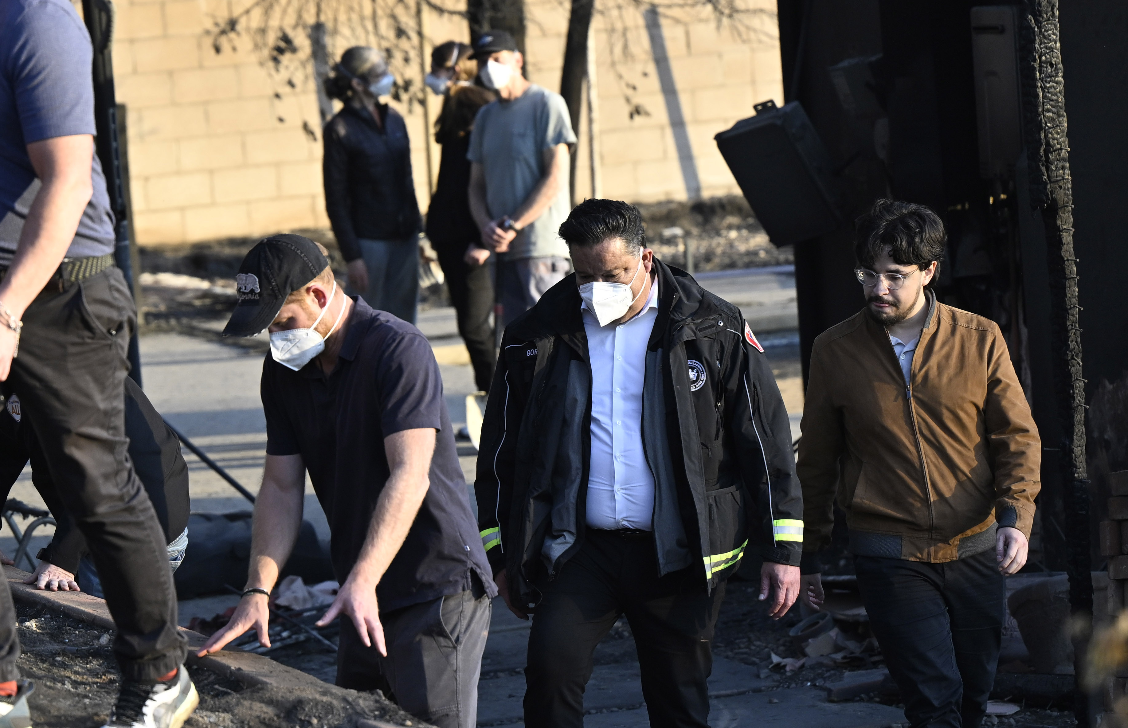 Le prince Harry avec le maire de Pasadena, Victor Gordo, et un homme non identifié dans une maison détruite lors de l'incendie d'Eaton à Altadena, le 10 janvier 2025 | Source : Getty Images