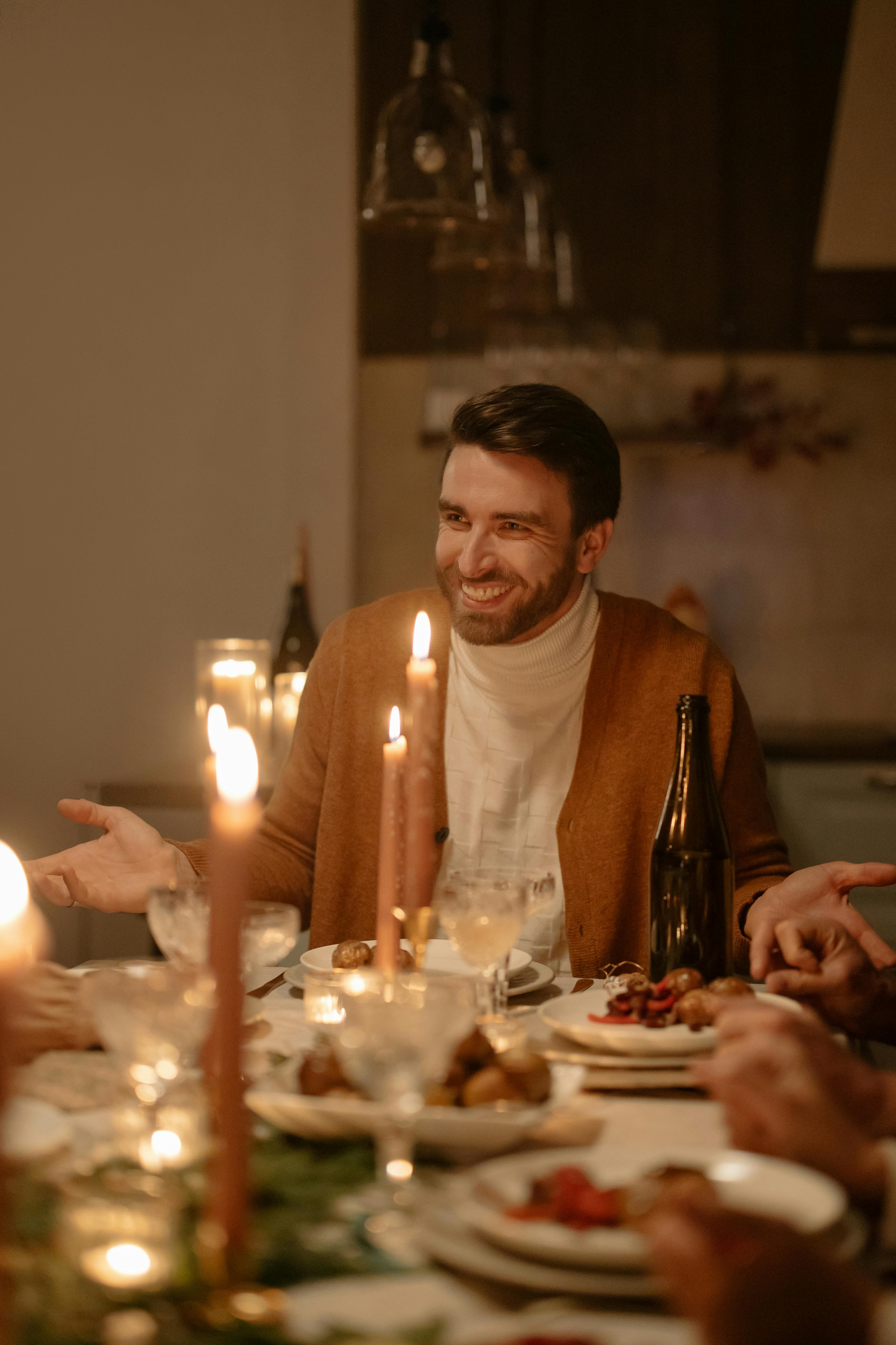 Un homme heureux à la table du dîner | Source : Pexels