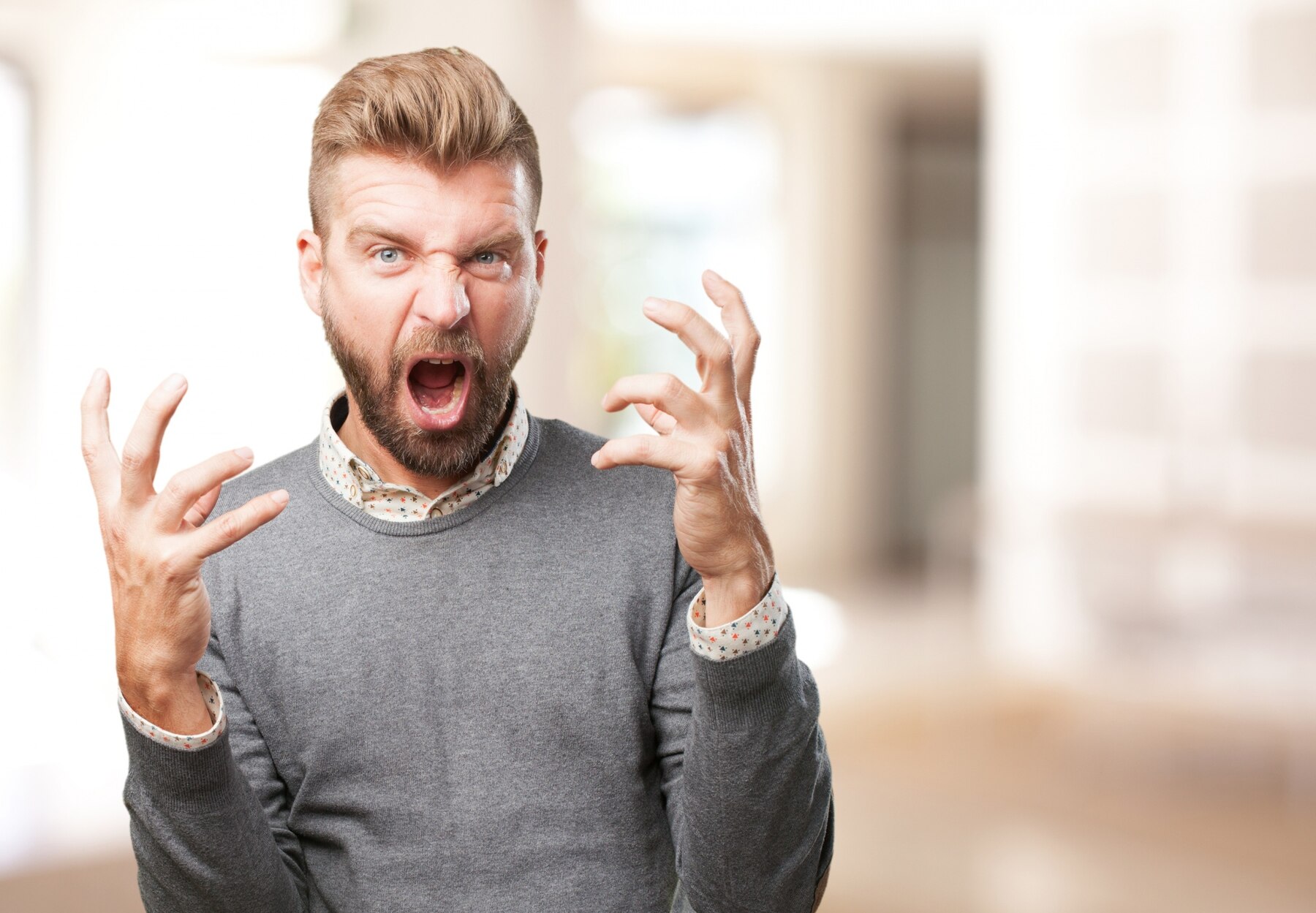 Un homme frustré et en colère | Source : Freepik