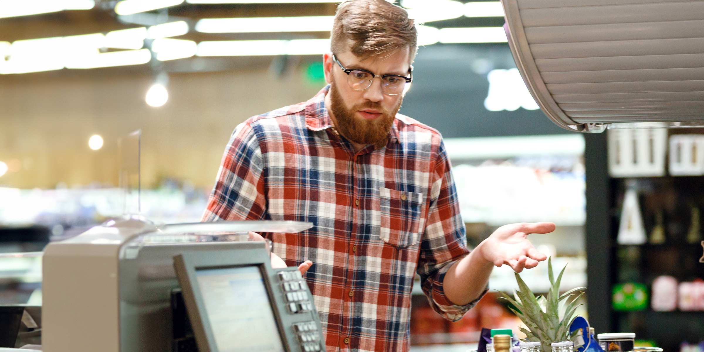 Un homme debout devant une caisse | Source : Shutterstock