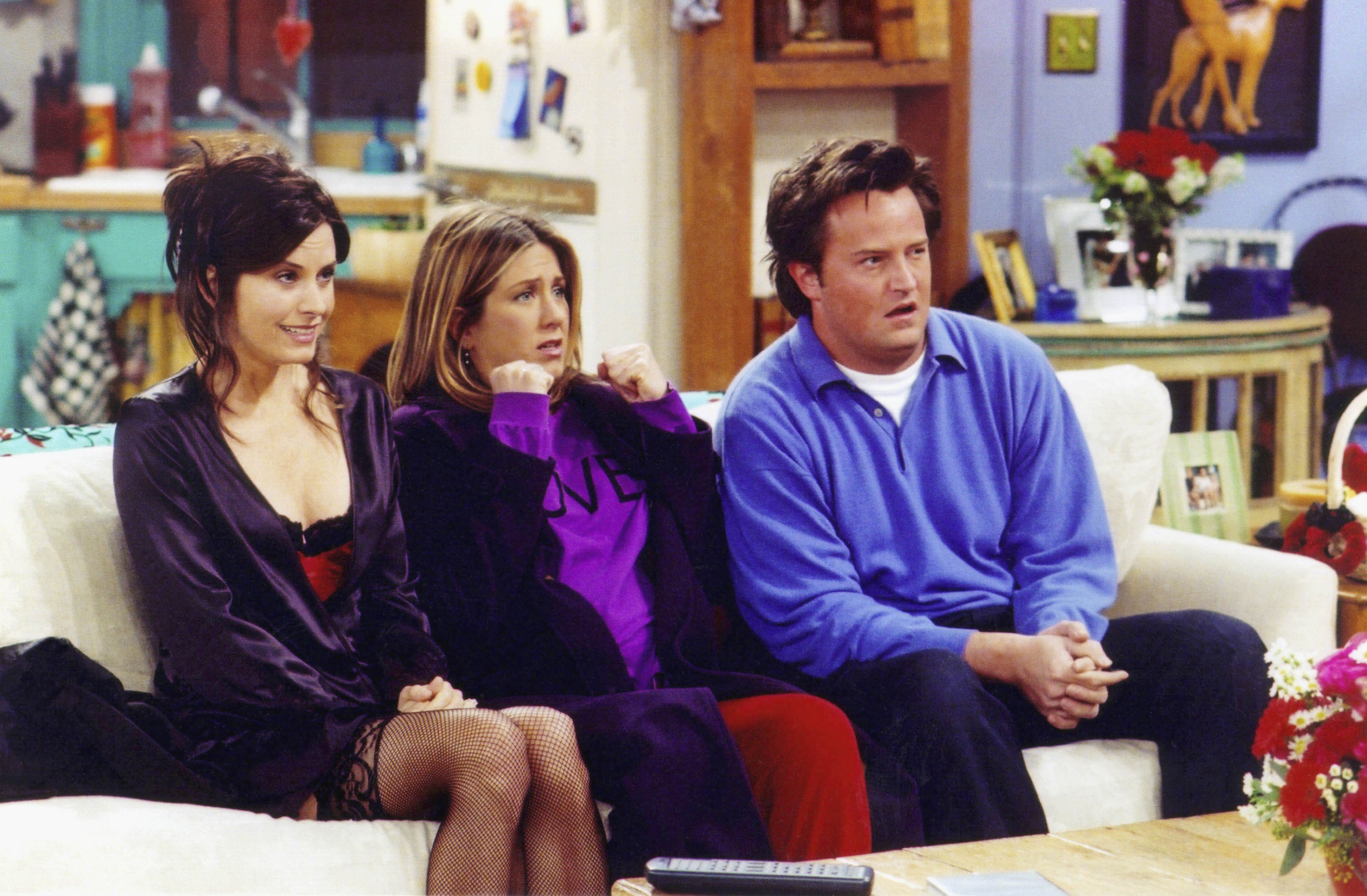 Courteney Cox, Jennifer Aniston et Matthew Perry lors d'un épisode de "Friends", diffusé le 2 février 2002 | Source : Getty Images