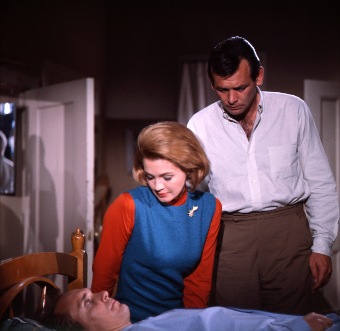 Angie Dickinson, Robert Duvall et David Janssen dans des rôles tirés d'un épisode de « Le fugitif » diffusé le 5 janvier 1965. | Source : Getty Images