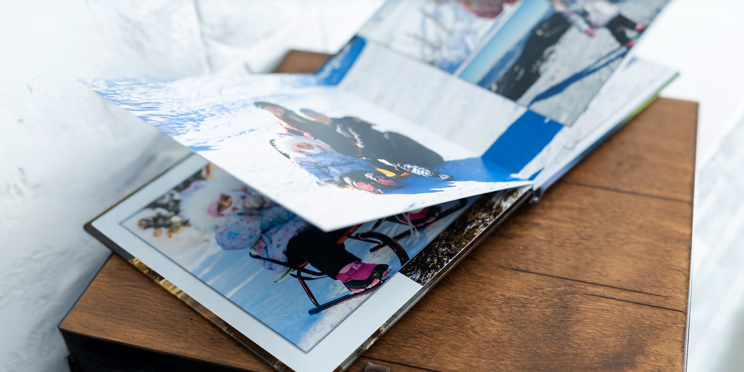 Un album photo ouvert | Source : Shutterstock
