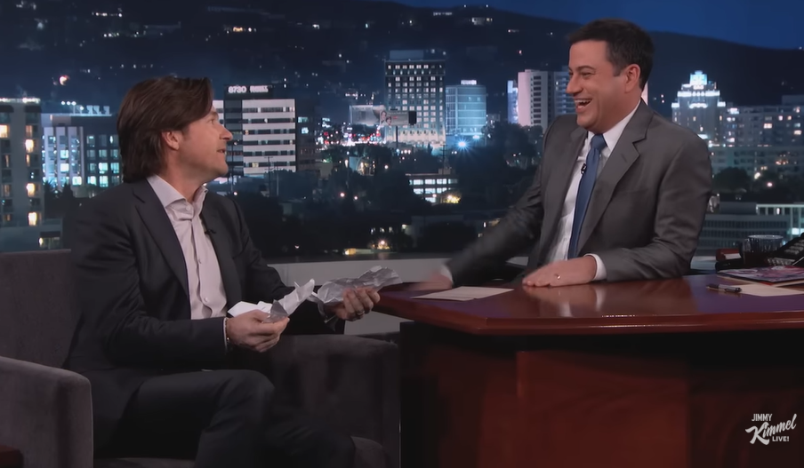 Jason Bateman et Jimmy Kimmel dans l'émission "Jimmy Kimmel Live", datée du 19 novembre 2014 | Source : YouTube/@JimmyKimmelLive