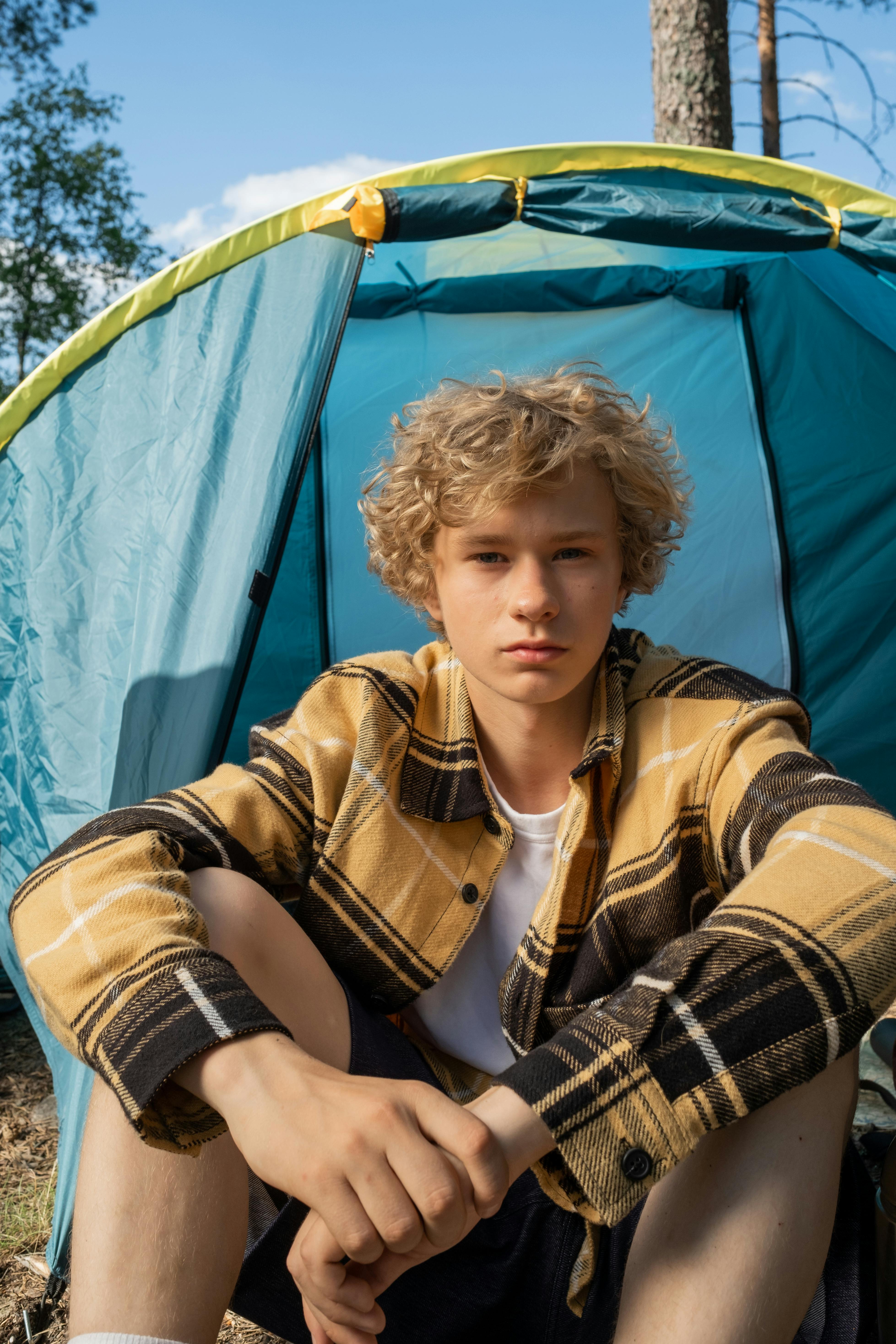 Un adolescent dans un camp | Source : Pexels