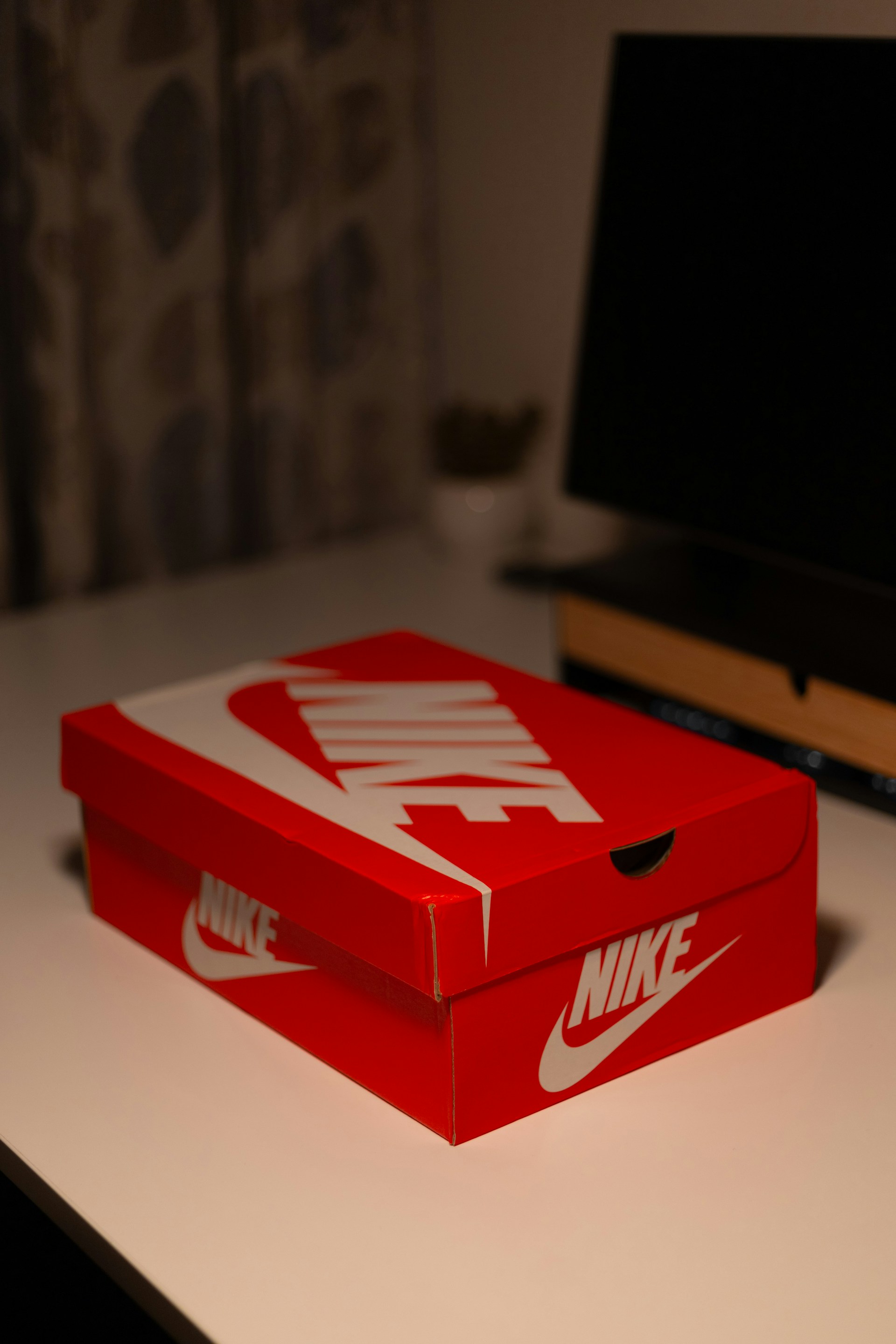 Une boîte à chaussures sur la table | Source : Unsplash