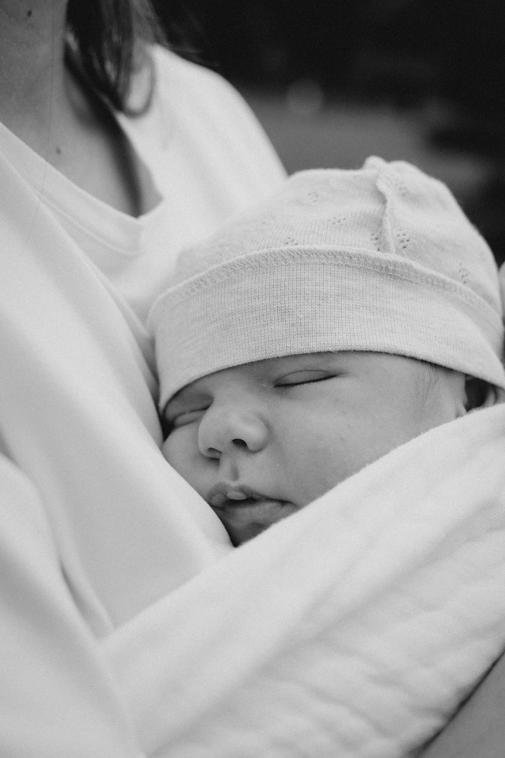 Une personne tenant un bébé | Source : Pexels