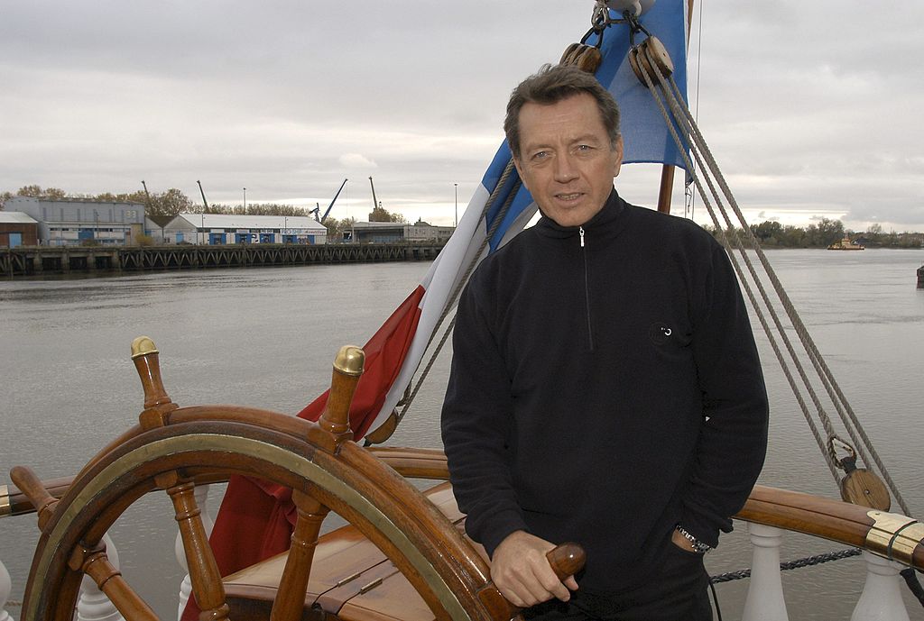 Bernard Giraudeau à bord du Belem pour un film sur Jules Verne A Nantes, France Le 23 novembre 2004. | Photo : Getty Images