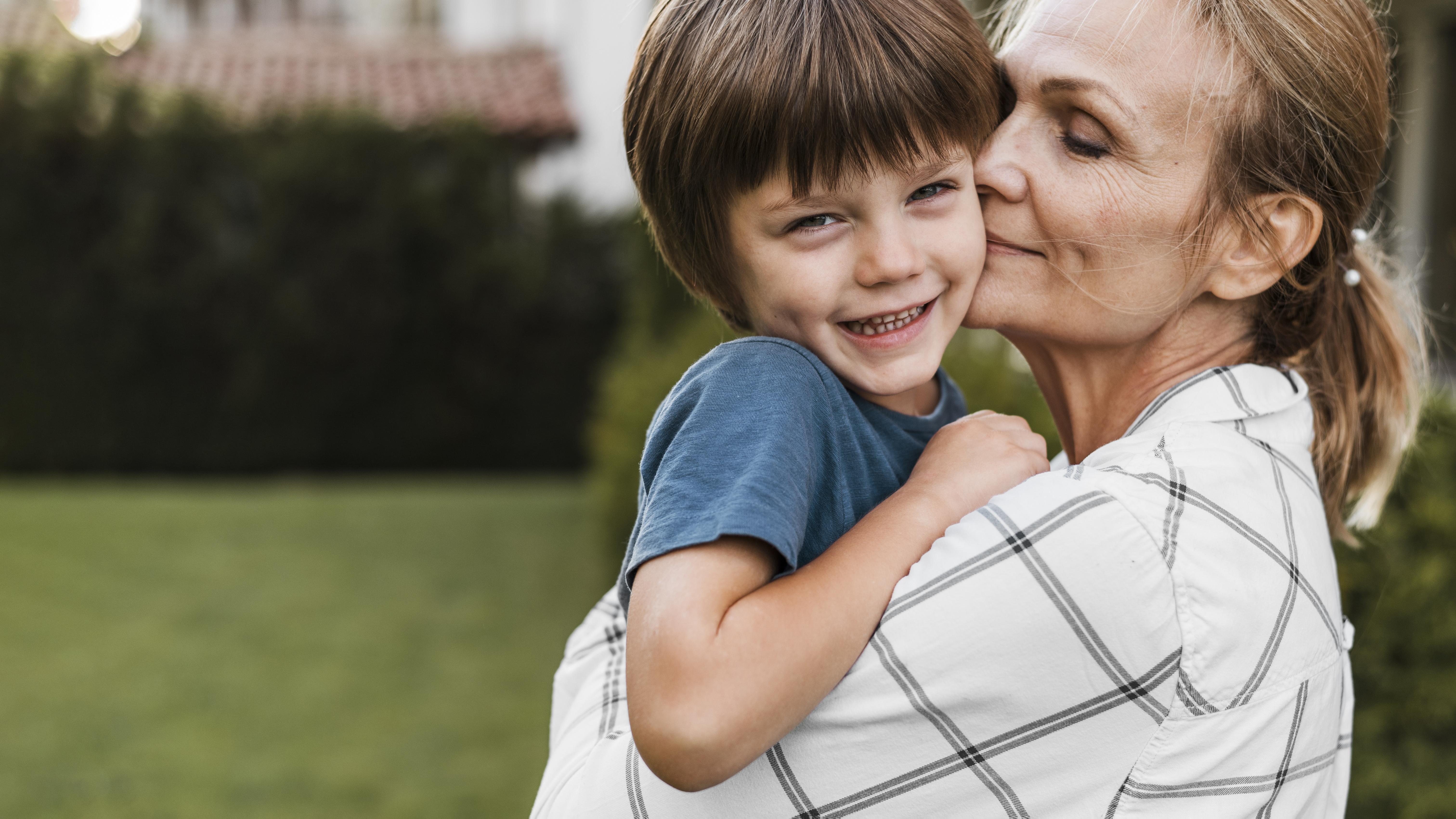 Une grand-mère qui serre son petit-fils dans ses bras. | Source : Freepik