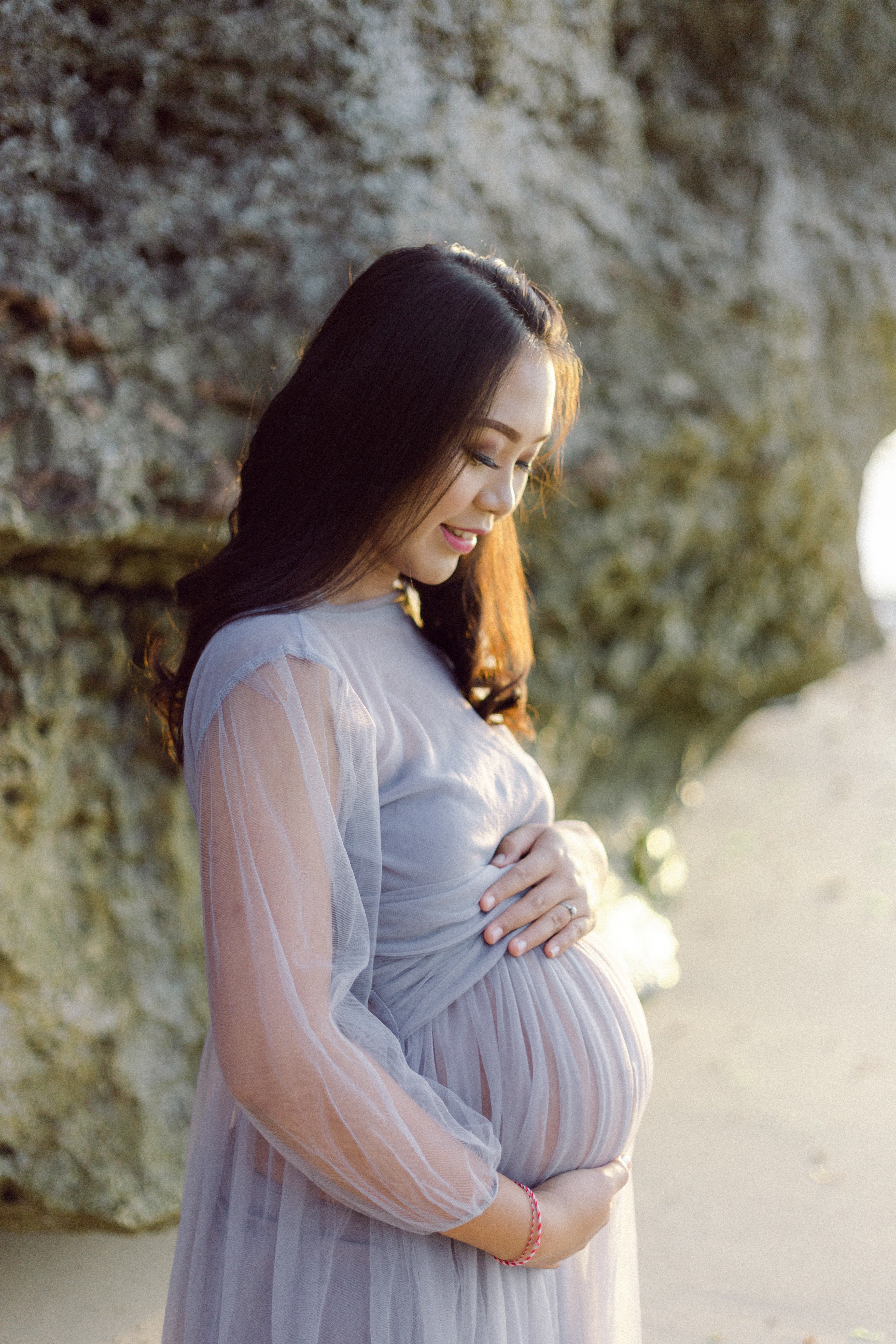 Une femme enceinte portant une robe violette. | Source : Pexels