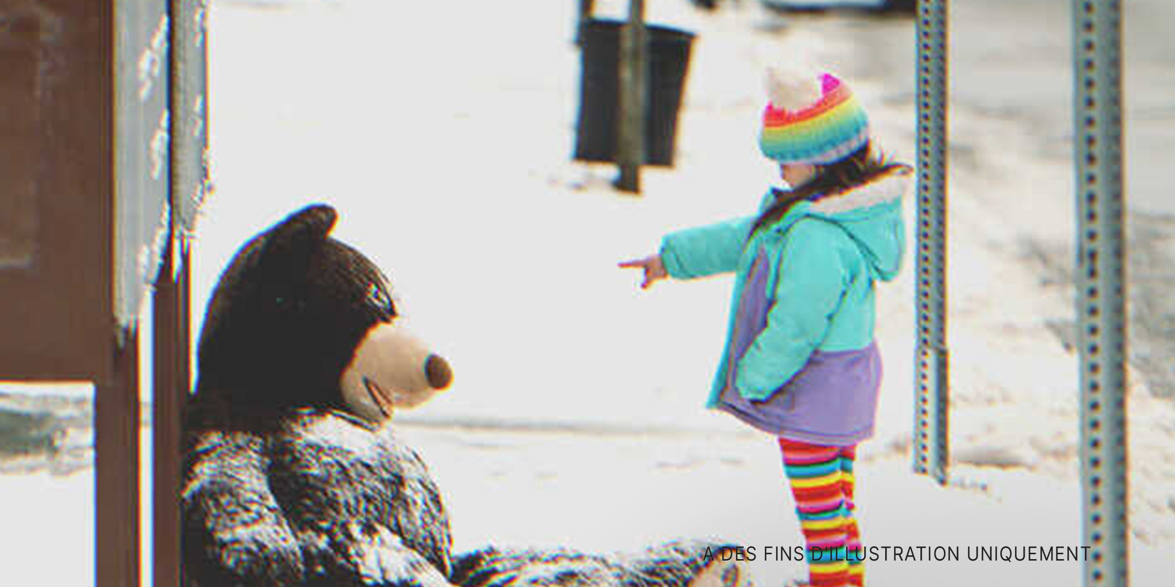 Une petite fille trouvant un ours en peluche | Source : Getty Images